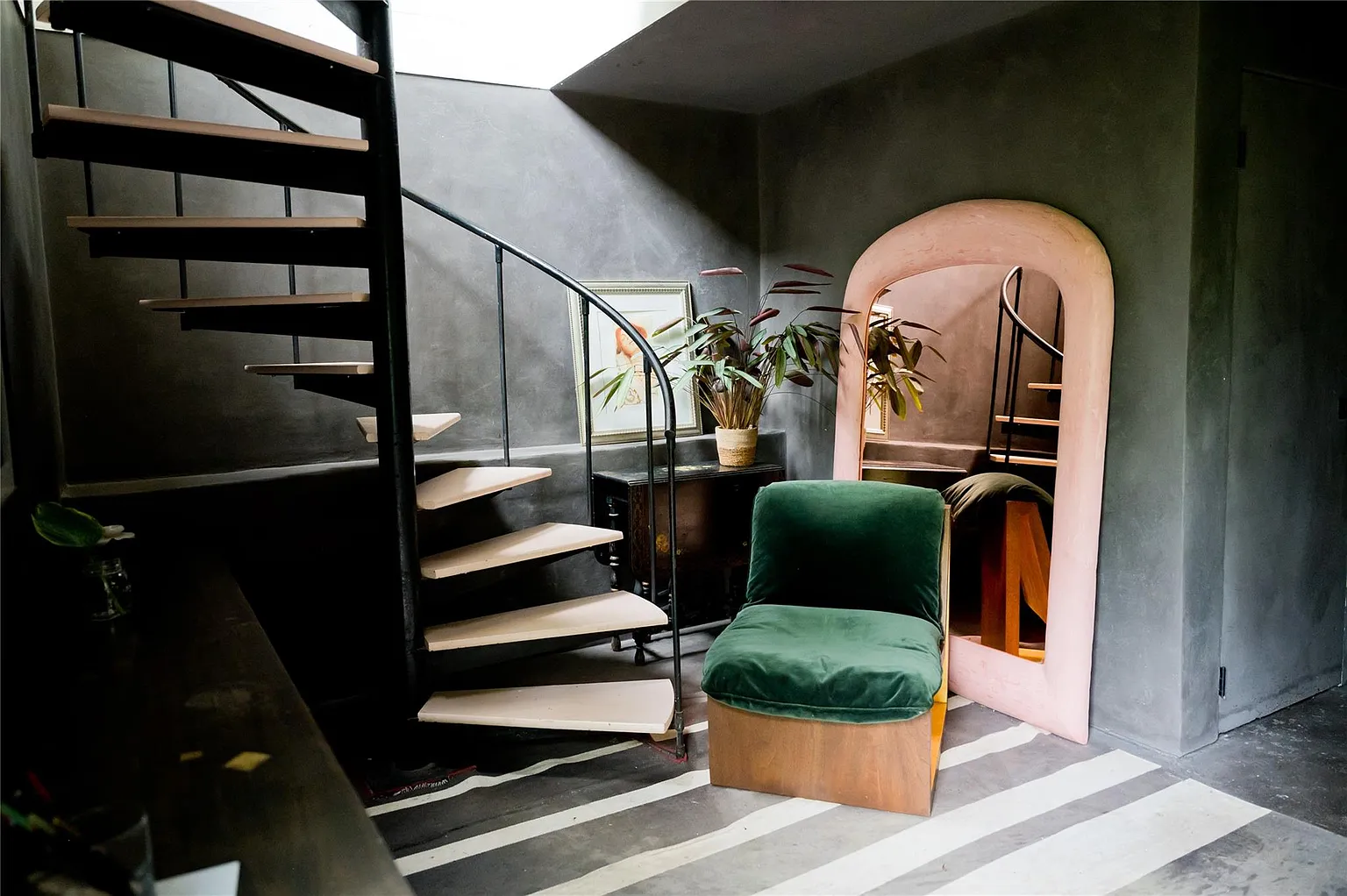 entrée murs gris avec escalier à colimaçon
