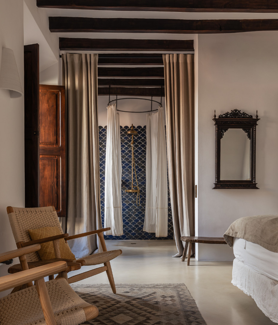 chambre avec salle de bain décoration rustique chic maison de ville en pierres avec piscine Casa Calma Soller Majorque Berrow Projects chambre avec salle de bain décoration rustique chic maison de ville en pierres avec piscine Casa Calma Soller Majorque Berrow Projects