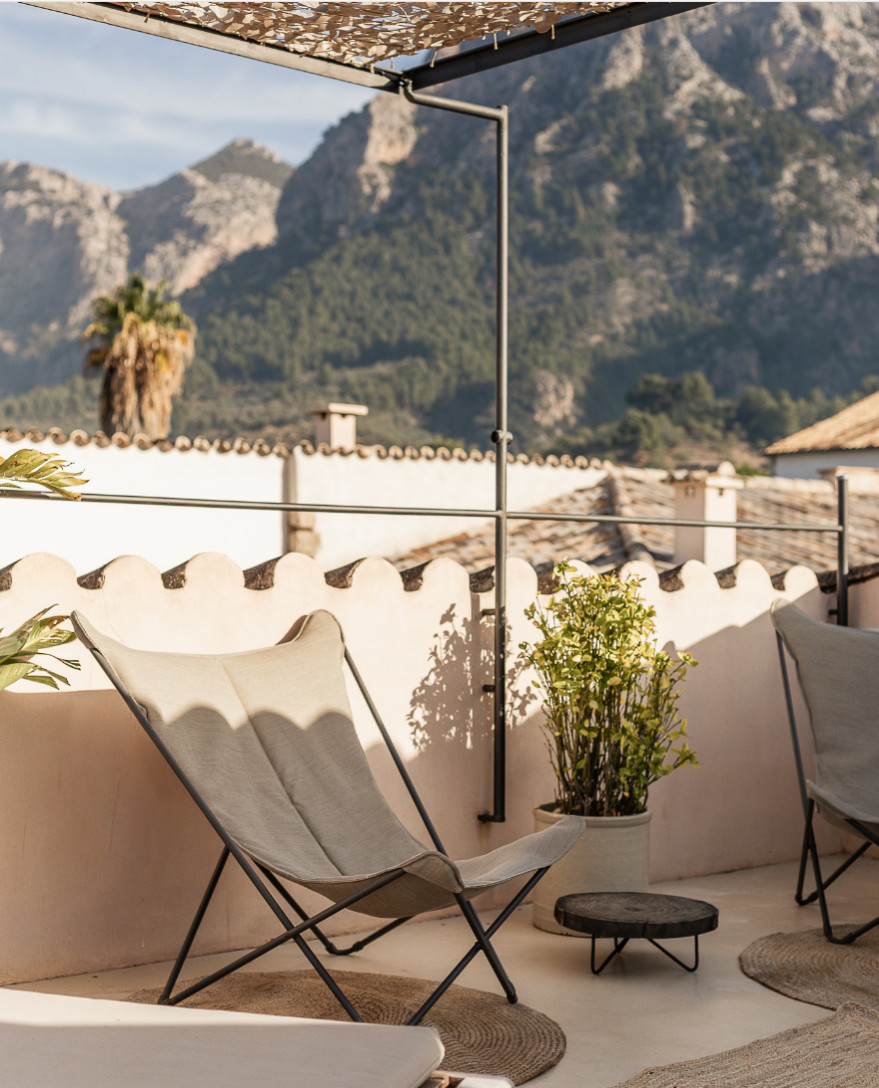 terrasse vue montagne maison de ville en pierres avec piscine Casa Calma Soller Majorque Berrow Projects terrasse vue montagne maison de ville en pierres avec piscine Casa Calma Soller Majorque Berrow Projects