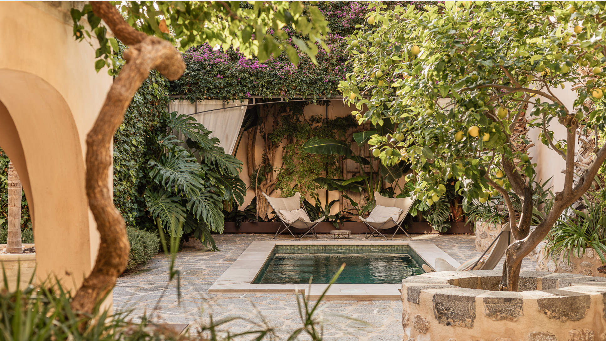 jardin maison de ville en pierres avec piscine Casa Calma Soller Majorque Berrow Projects jardin maison de ville en pierres avec piscine Casa Calma Soller Majorque Berrow Projects