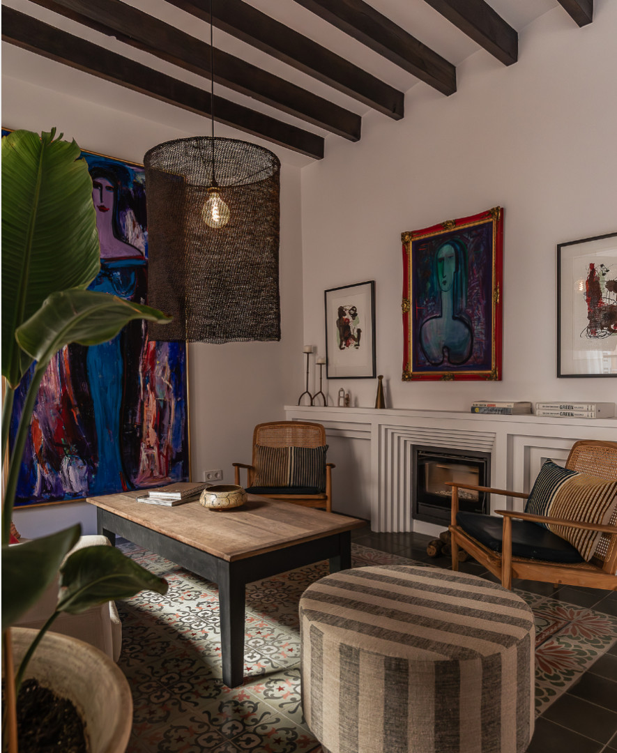 salon avec cheminée et poutres maison de ville en pierres avec piscine Casa Calma Soller Majorque Berrow Projects salon avec cheminée et poutres maison de ville en pierres avec piscine Casa Calma Soller Majorque Berrow Projects
