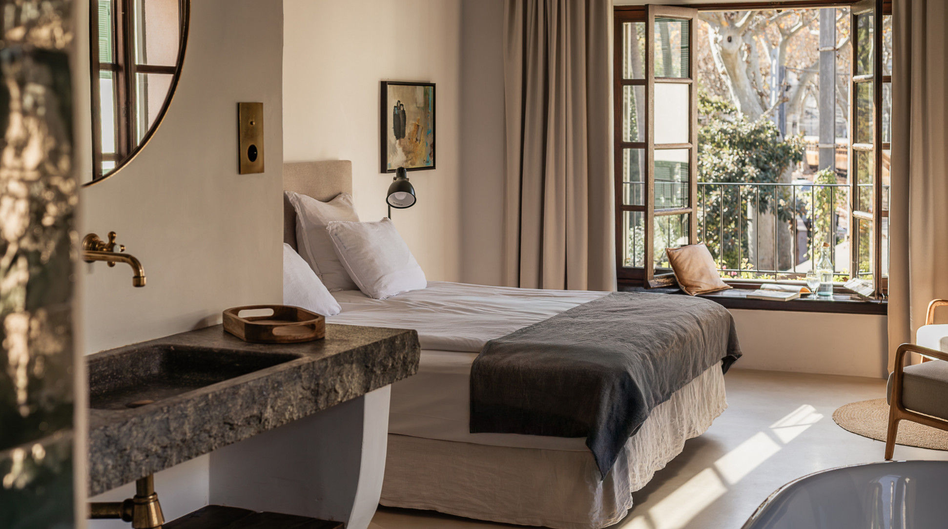 chambre avec salle de bain décoration rustique chic maison de ville en pierres avec piscine Casa Calma Soller Majorque Berrow Projects chambre avec salle de bain décoration rustique chic maison de ville en pierres avec piscine Casa Calma Soller Majorque Berrow Projects