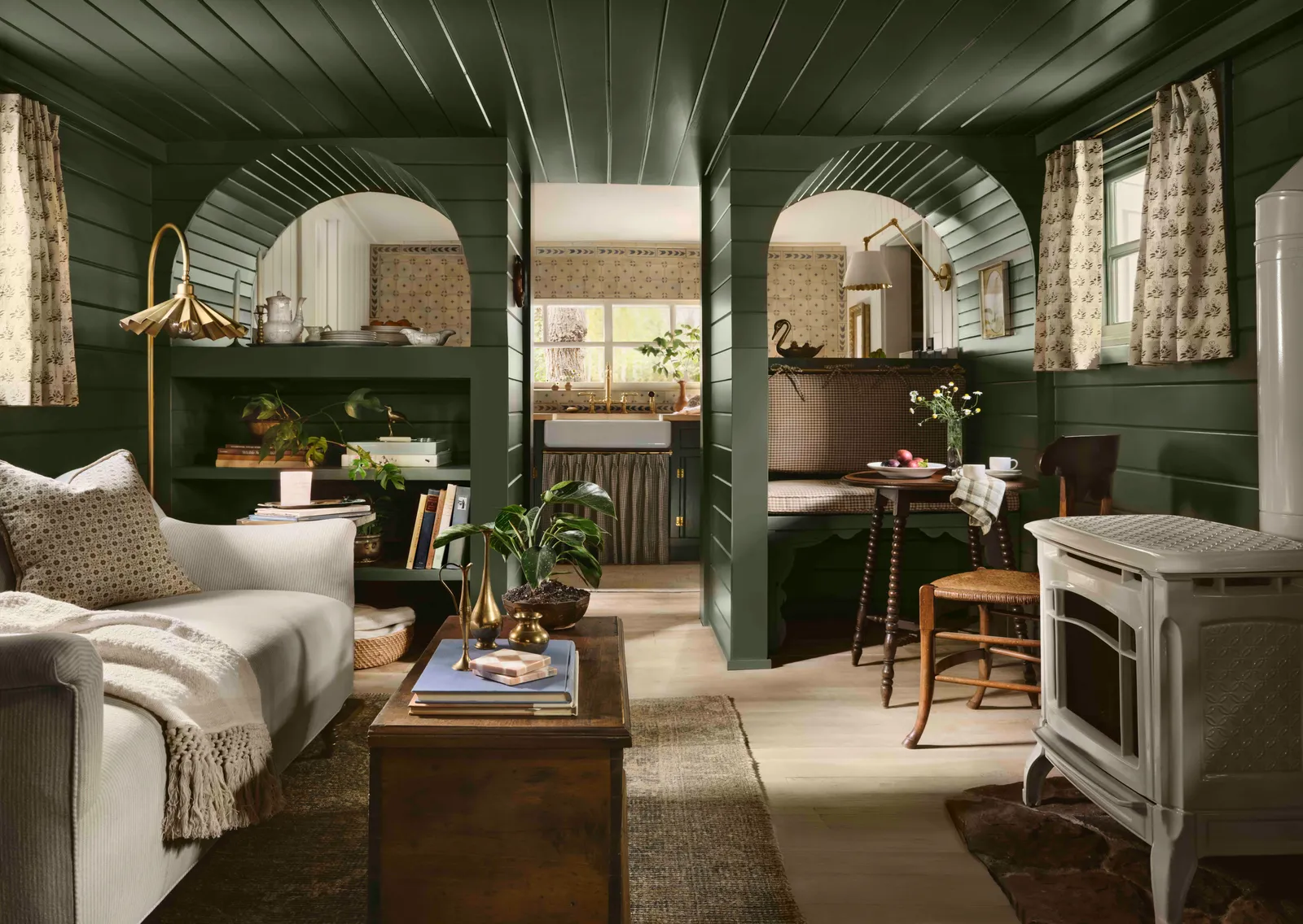 salon murs vert sapin avec poêle maison en bois Joanna et Chip Gaines dans les Rocheuses