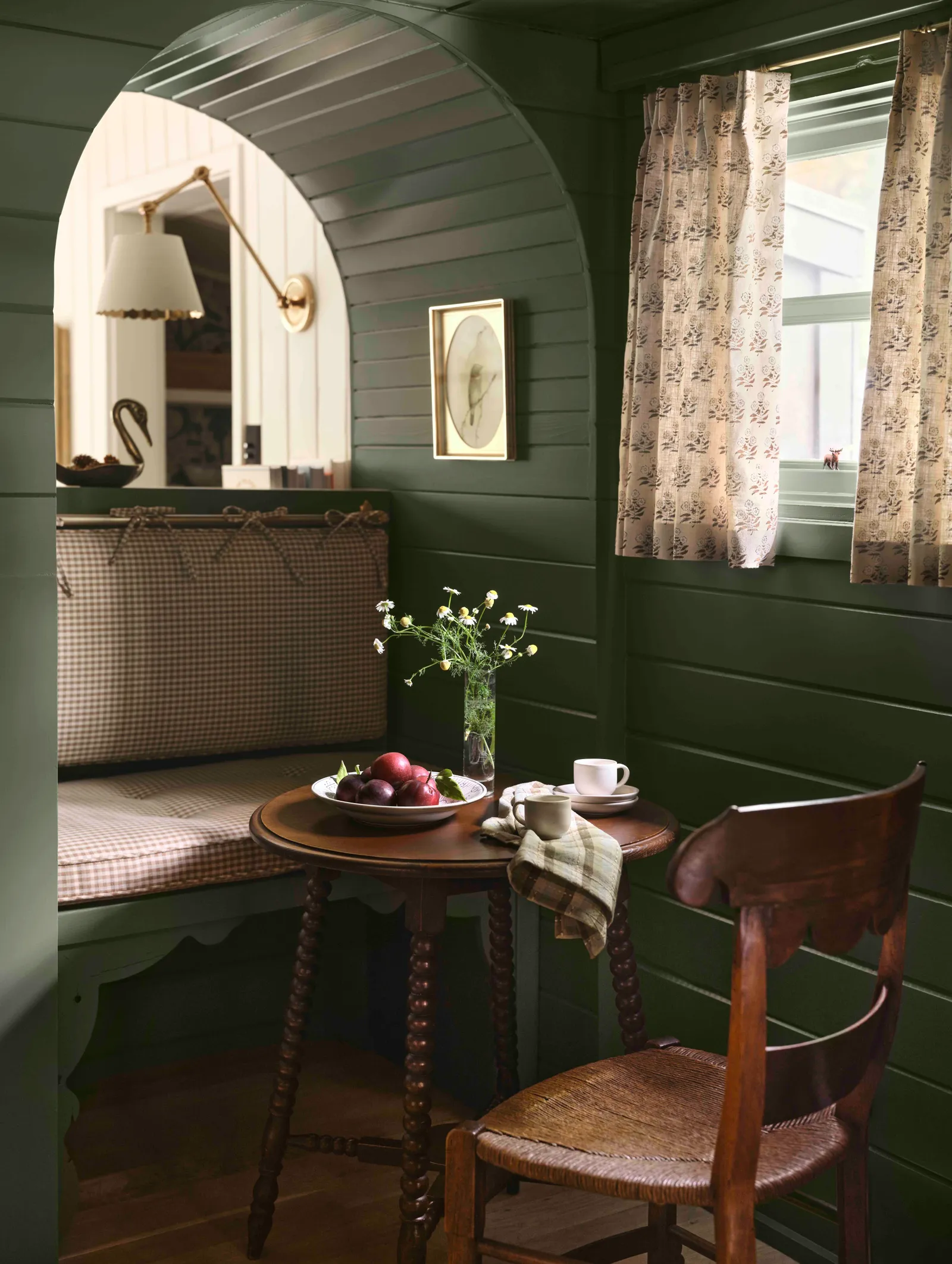 espace repas rustique chic murs verts et banc maison en bois Joanna et Chip Gaines dans les Rocheuses