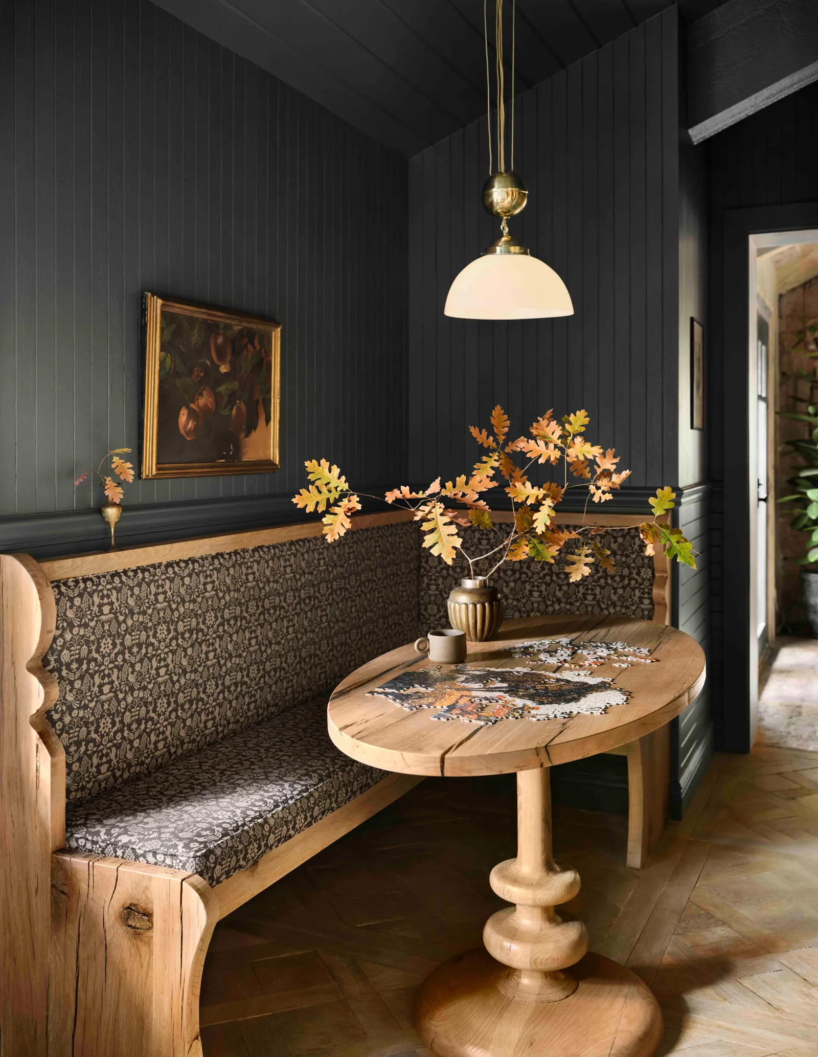 salon avec banc maison en bois Joanna et Chip Gaines dans les Rocheuses
