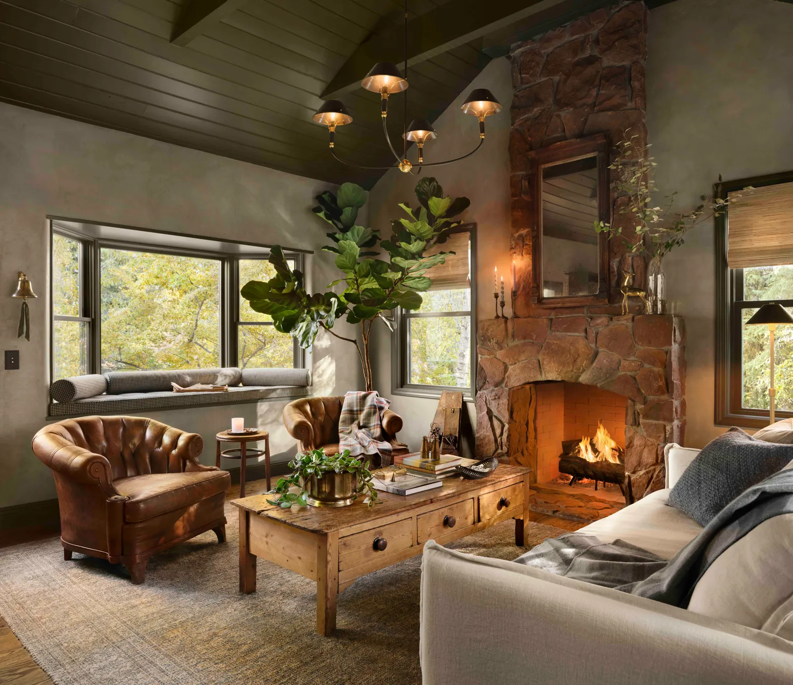 salon rustique chic avec cheminée en pierres maison en bois Joanna et Chip Gaines dans les Rocheuses