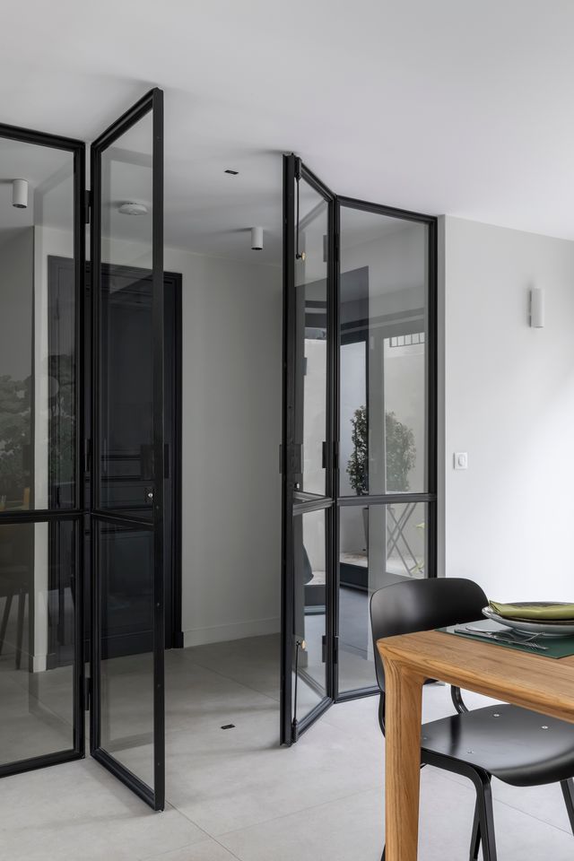 salle à manger avec porte verrière acier noir décoration contemporaine Photo : ©Pauline Le Goff