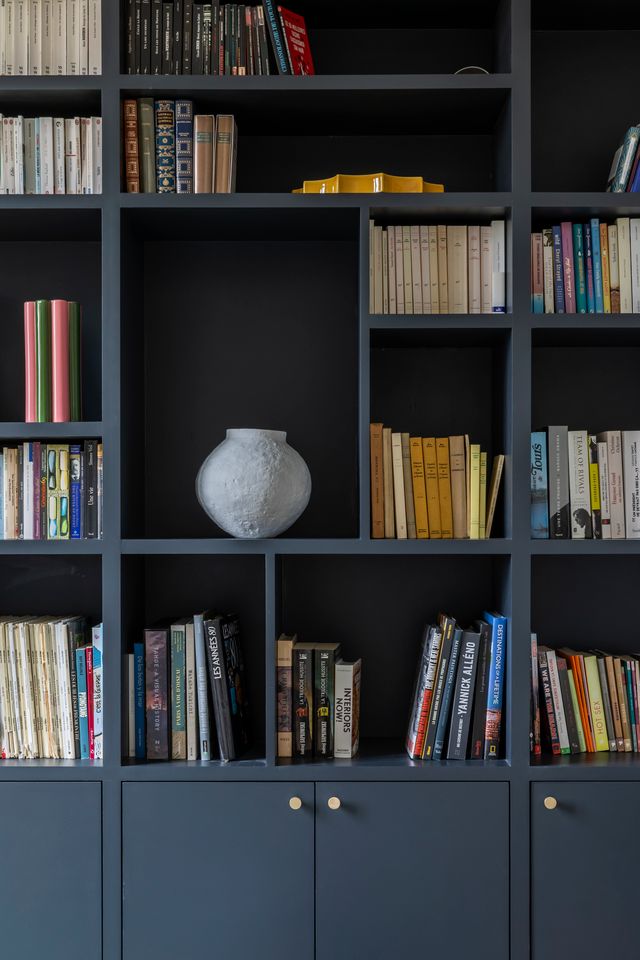 bibliothèque bleue sur mesure décoration contemporaine Photo : ©Pauline Le Goff