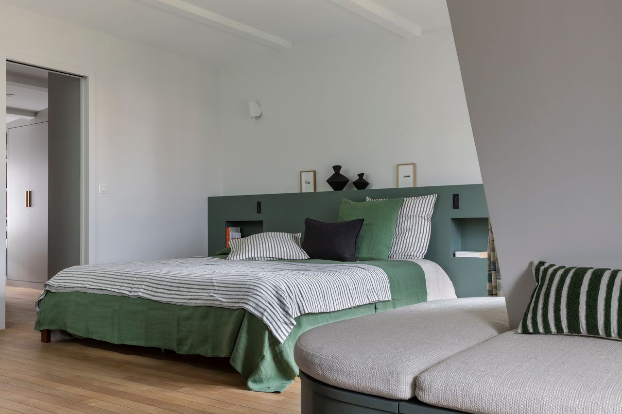 chambre mansardée décoration contemporaine verte et blanche Photo : ©Pauline Le Goff
