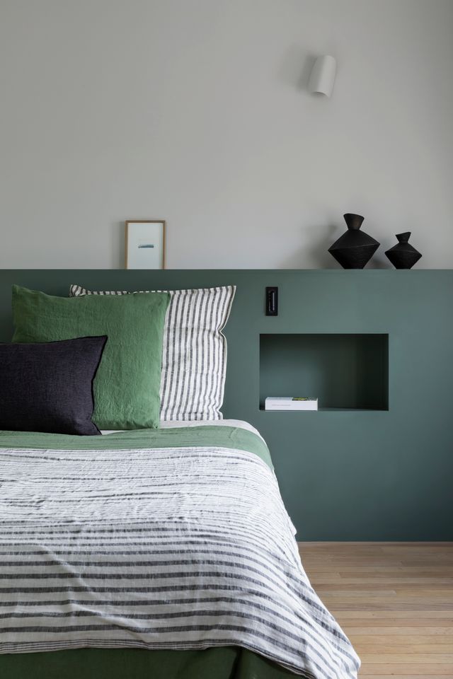 chambre mansardée décoration contemporaine verte et blanche Photo : ©Pauline Le Goff