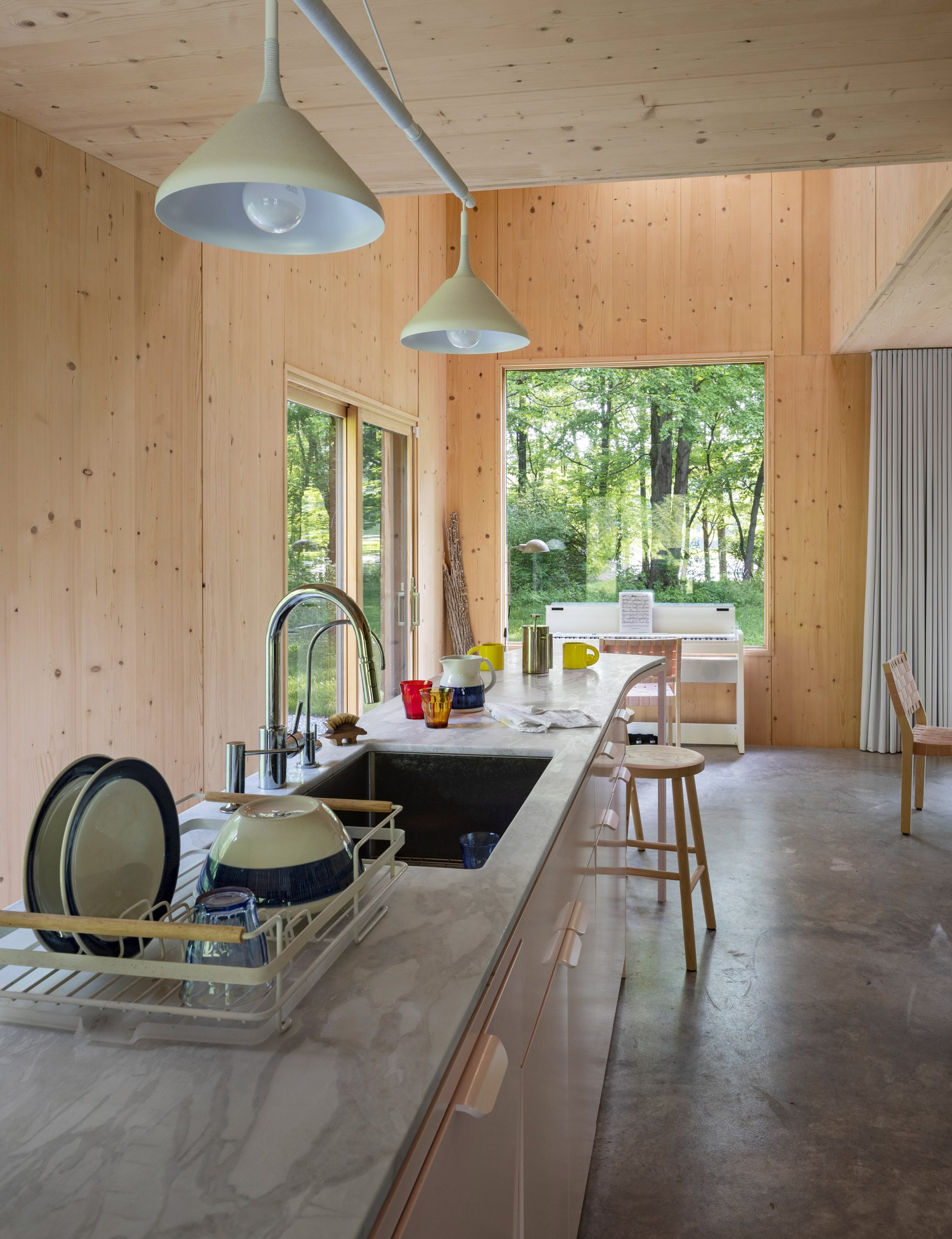 cuisine avec baies vitrées décoration contemporaine grande maison préfabriquée en bois