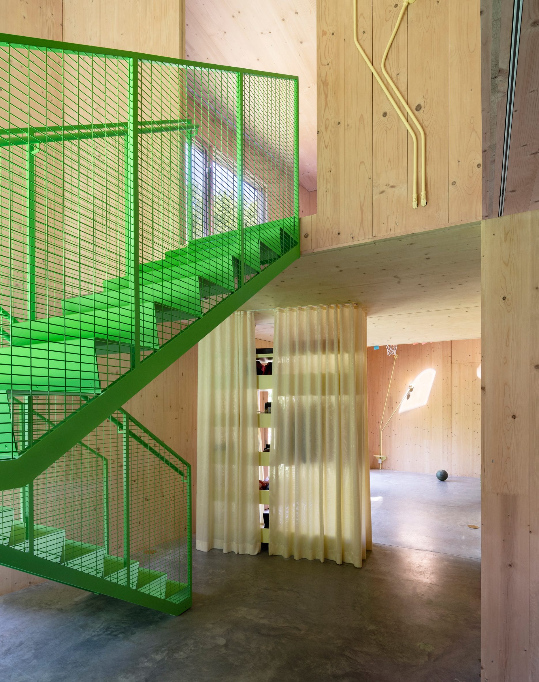 entrée escalier métal vert décoration contemporaine grande maison préfabriquée en bois