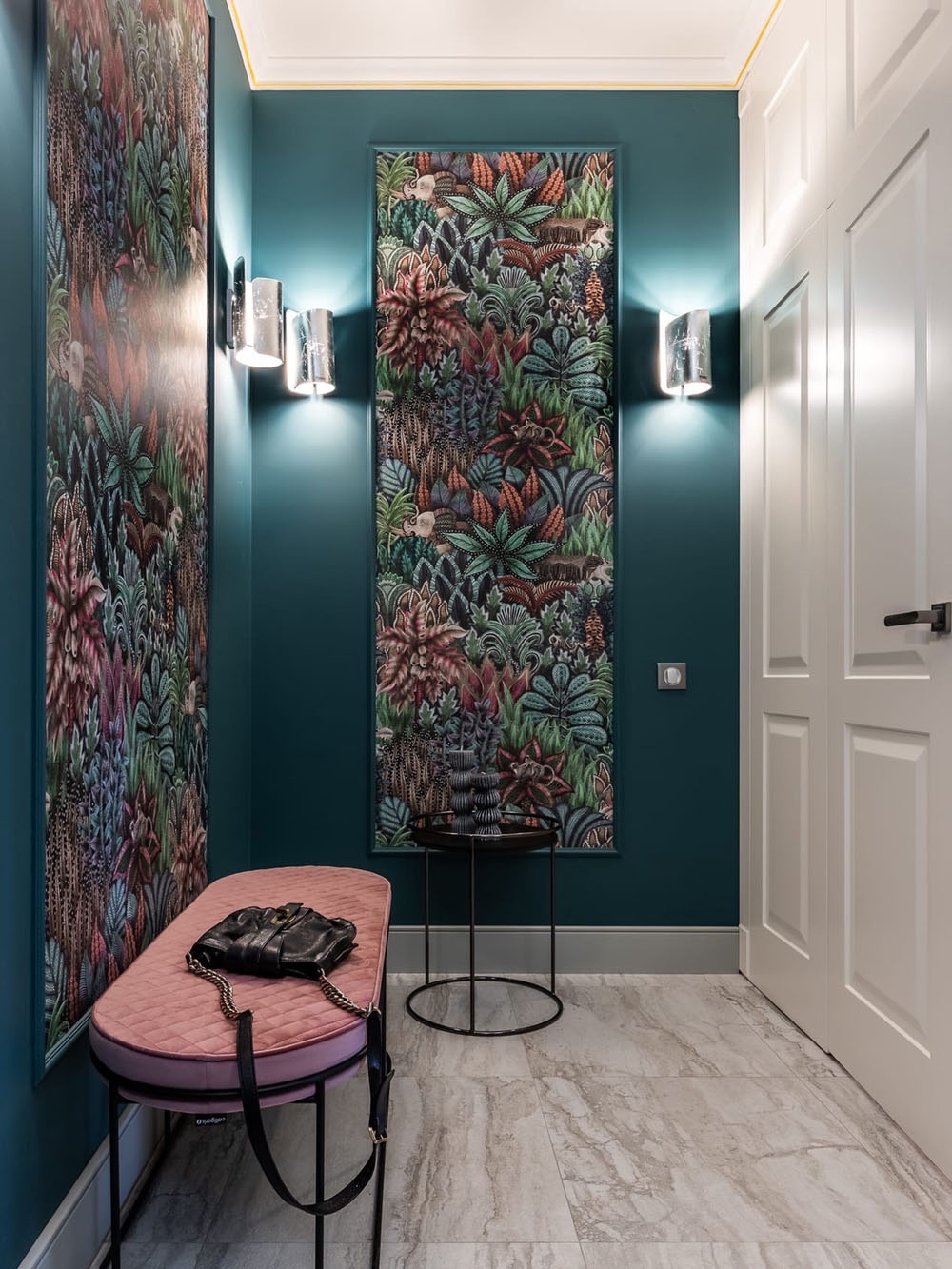 entrée papier-peint Cole & Sons Singita studio 43m2 décoration maximaliste et colorée entrée papier-peint Cole & Sons Singita studio 43m2 décoration maximaliste et colorée
