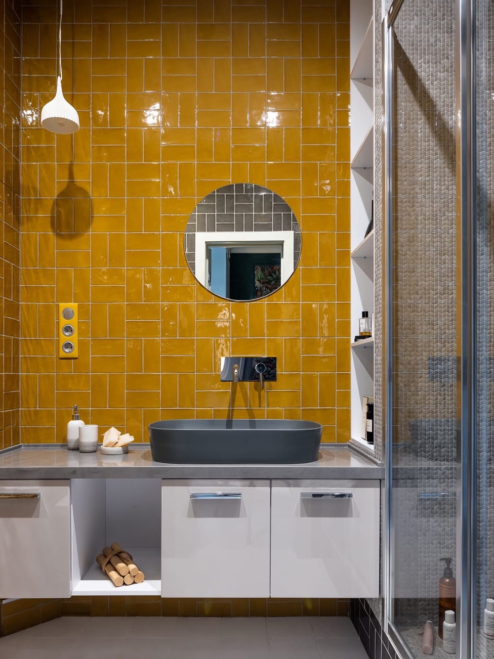 salle de bain carrelage jaune moutarde studio 43m2 décoration maximaliste et colorée salle de bain carrelage jaune moutarde studio 43m2 décoration maximaliste et colorée