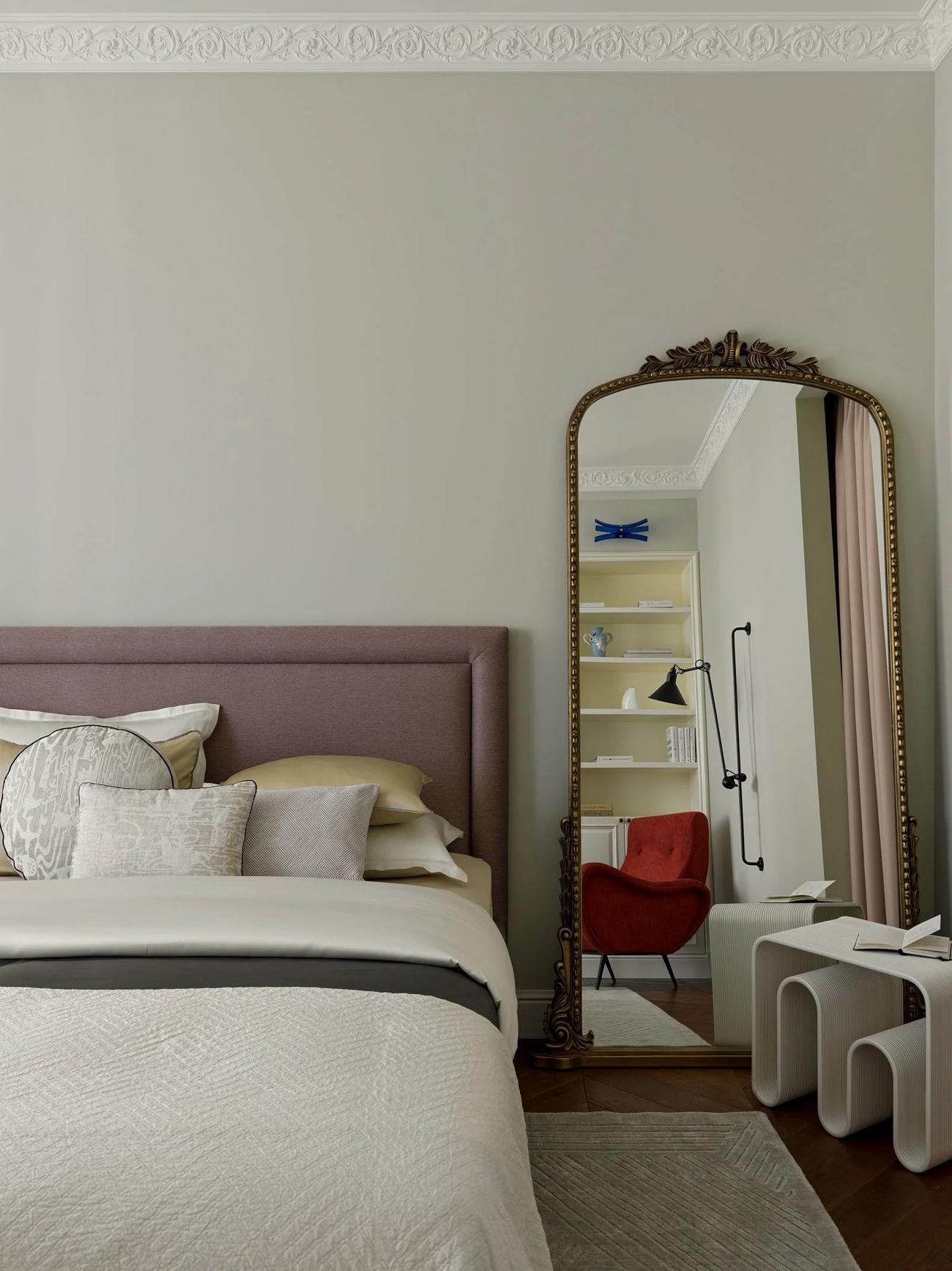 chambre appartement 50m2 avec portes verrières blanches plafond avec moulures décoration vintage chambre appartement 50m2 avec portes verrières blanches plafond avec moulures décoration vintage