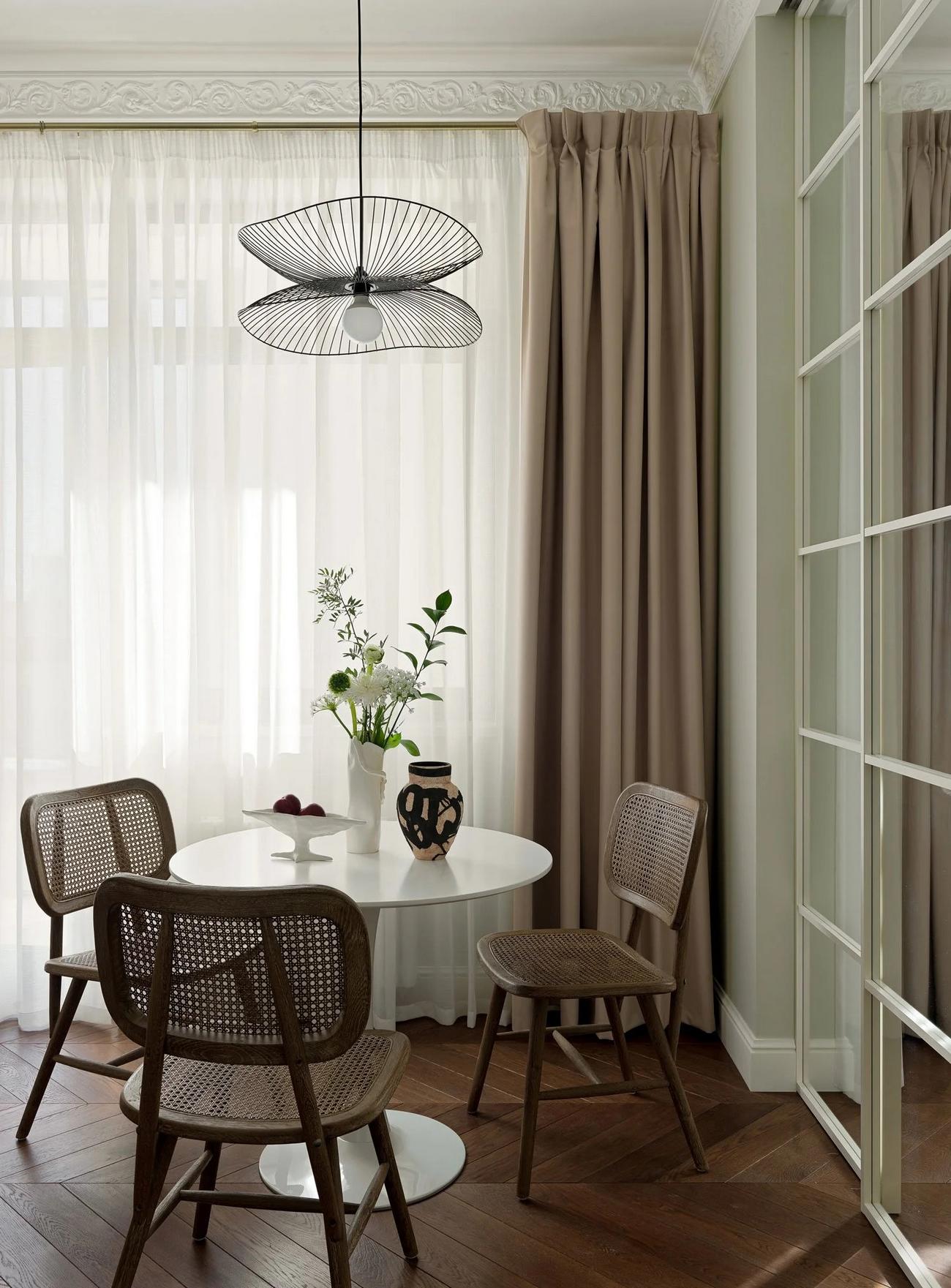 salle à manger appartement 50m2 avec portes verrières blanches plafond avec moulures décoration contemporaine salle à manger appartement 50m2 avec portes verrières blanches plafond avec moulures décoration contemporaine