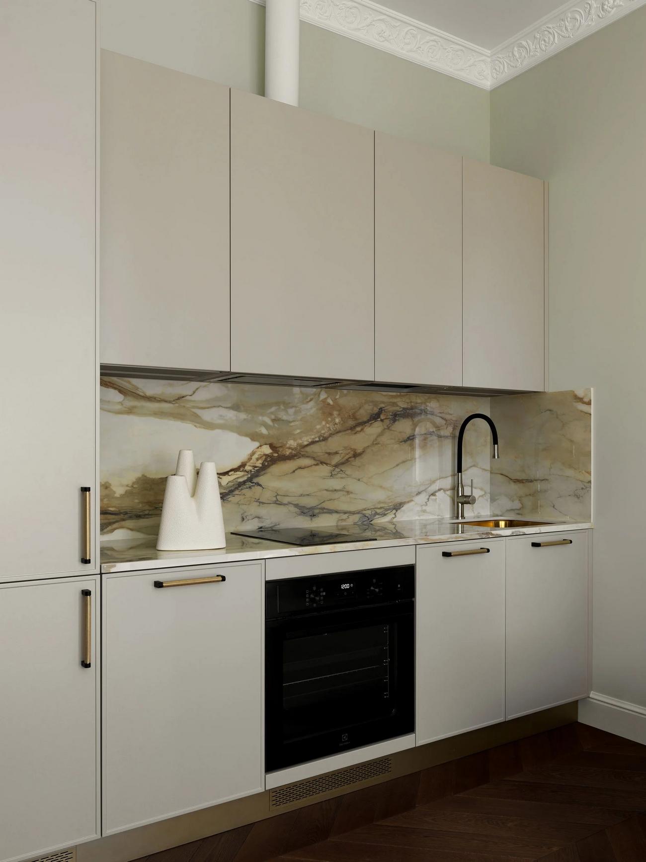 cuisine design gris pâle plan de travail et crédence onyx dans appartement ancien avec moulures cuisine design gris pâle plan de travail et crédence onyx dans appartement ancien avec moulures