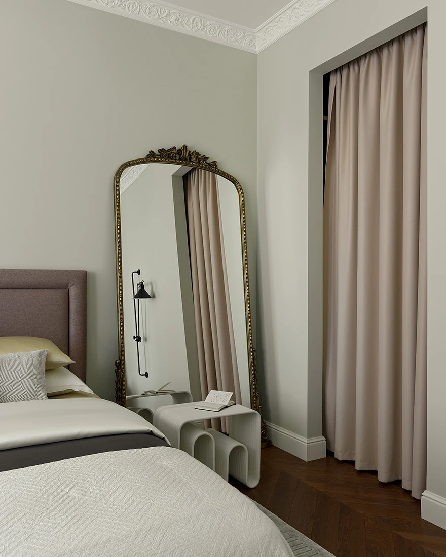 chambre appartement 50m2 avec portes verrières blanches plafond avec moulures décoration vintage chambre appartement 50m2 avec portes verrières blanches plafond avec moulures décoration vintage
