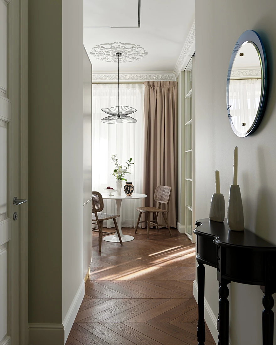 entrée appartement 50m2 avec portes verrières blanches plafond avec moulures décoration vintage entrée appartement 50m2 avec portes verrières blanches plafond avec moulures décoration vintage