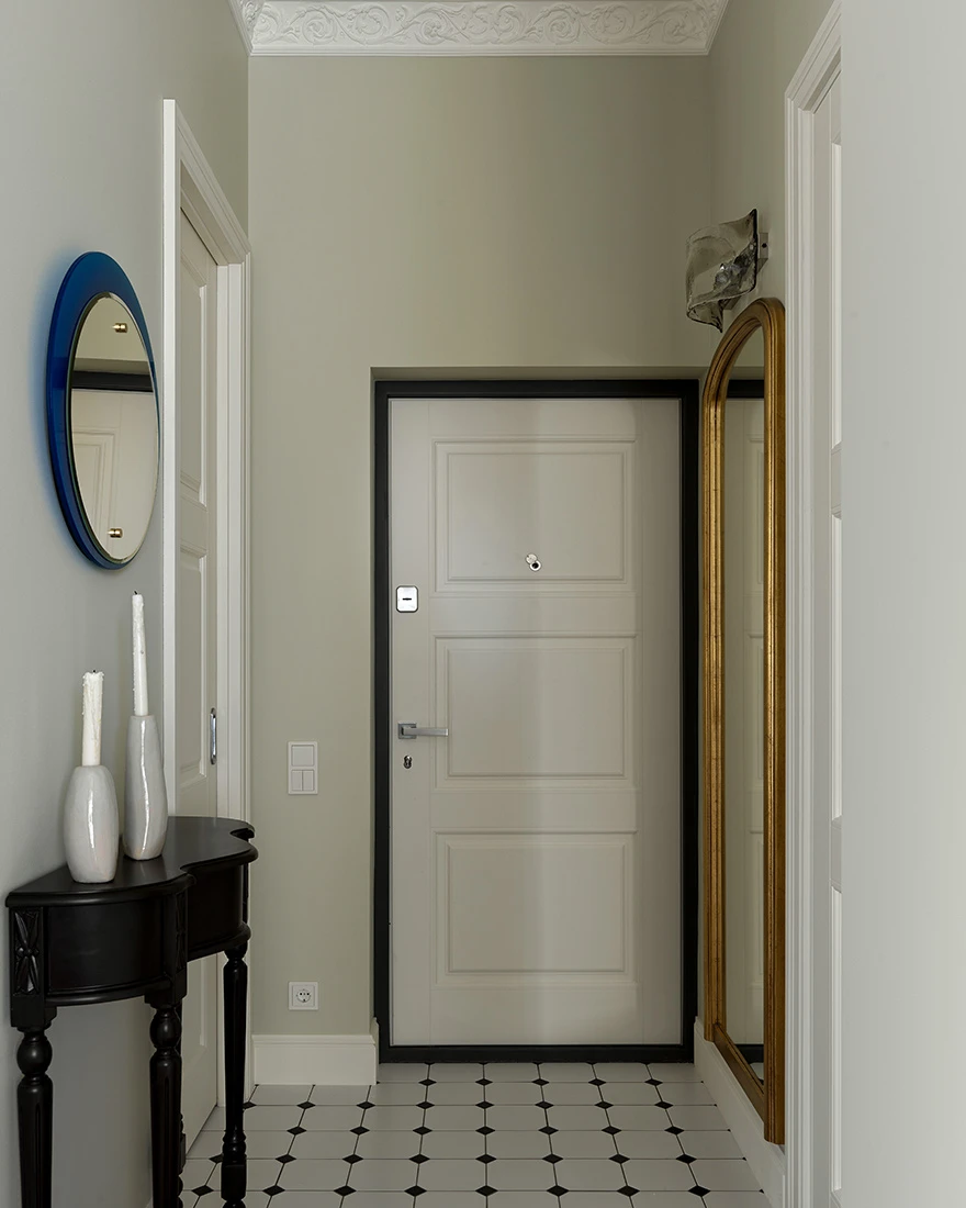 entrée appartement 50m2 avec portes verrières blanches plafond avec moulures décoration vintage entrée appartement 50m2 avec portes verrières blanches plafond avec moulures décoration vintage