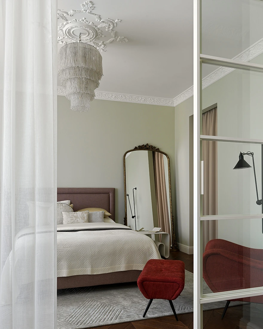 chambre appartement 50m2 avec portes verrières blanches plafond avec moulures décoration vintage chambre appartement 50m2 avec portes verrières blanches plafond avec moulures décoration vintage