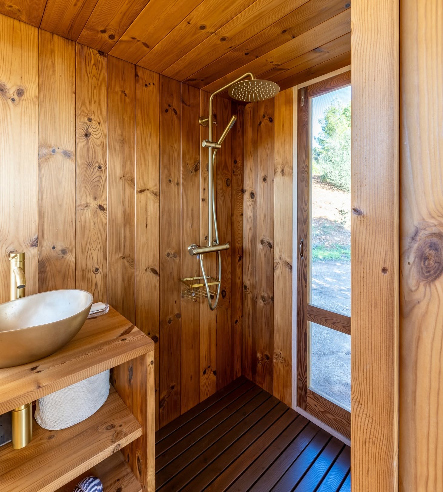 salle de bain murs et plafonds bois mini maison mobile autonome par Madeiguincho