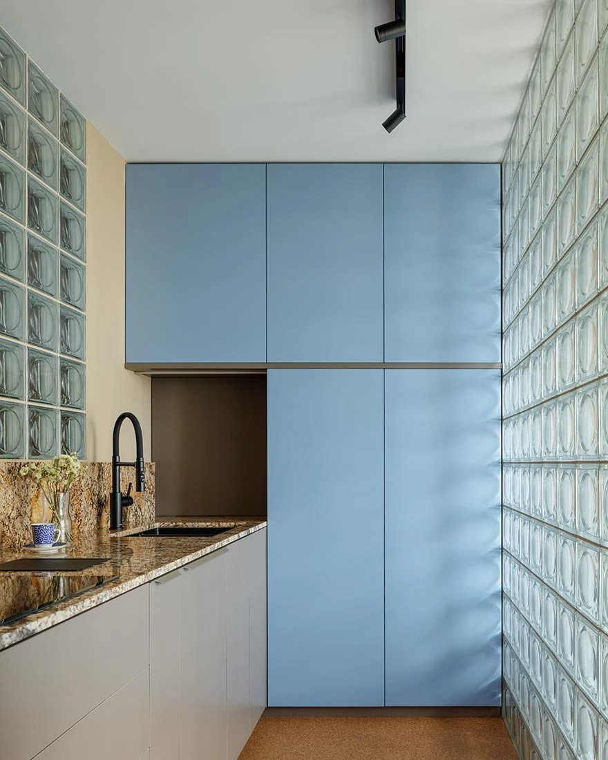 cuisine bleue studio 41m2 transformé en deux-pièces décoration contemporaine pavés de verre cuisine bleue studio 41m2 transformé en deux-pièces décoration contemporaine pavés de verre