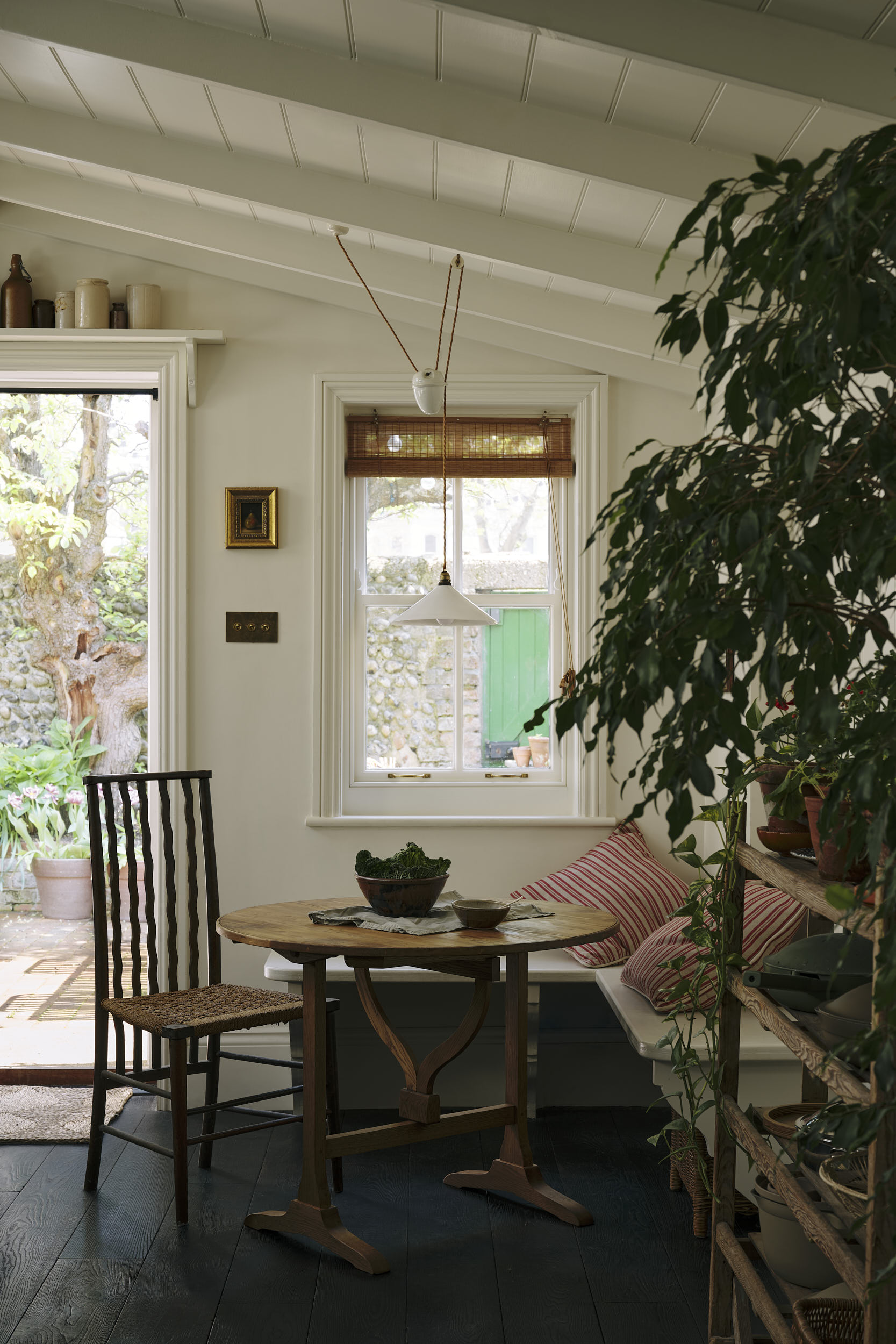 cuisine de campagne deVOL vert olive et marbre dans maison victorienne Angleterre cuisine de campagne deVOL vert olive et marbre dans maison victorienne Angleterre