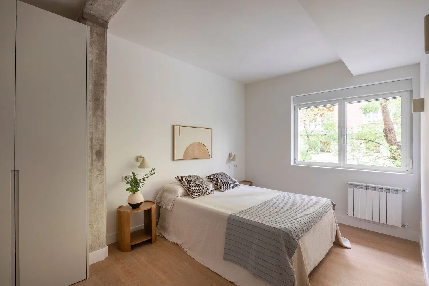 chambre minimaliste poutres béton appartement 140m2 rénové décoration contemporaine chambre minimaliste poutres béton appartement 140m2 rénové décoration contemporaine