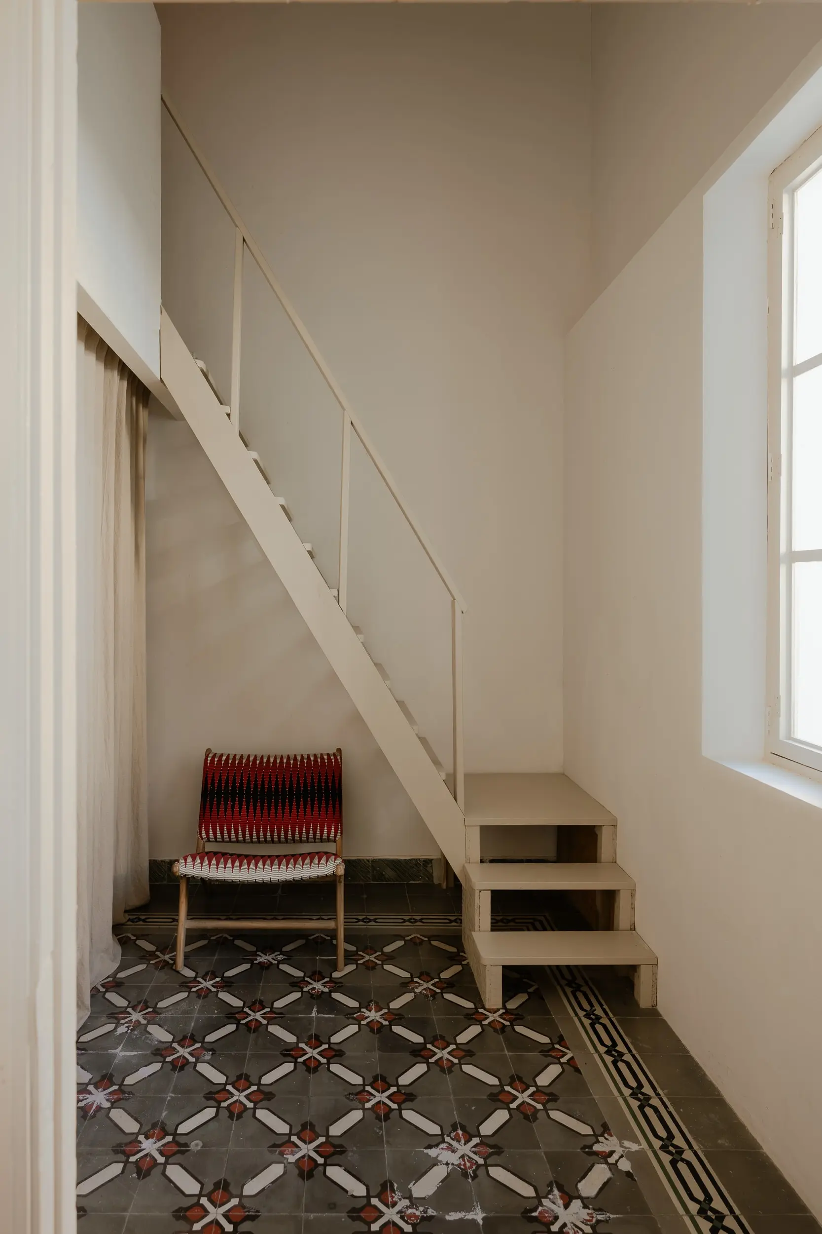 entrée avec carreaux de ciment décoration vintage et rustique Casa Coral Majorque entrée avec carreaux de ciment décoration vintage et rustique Casa Coral Majorque