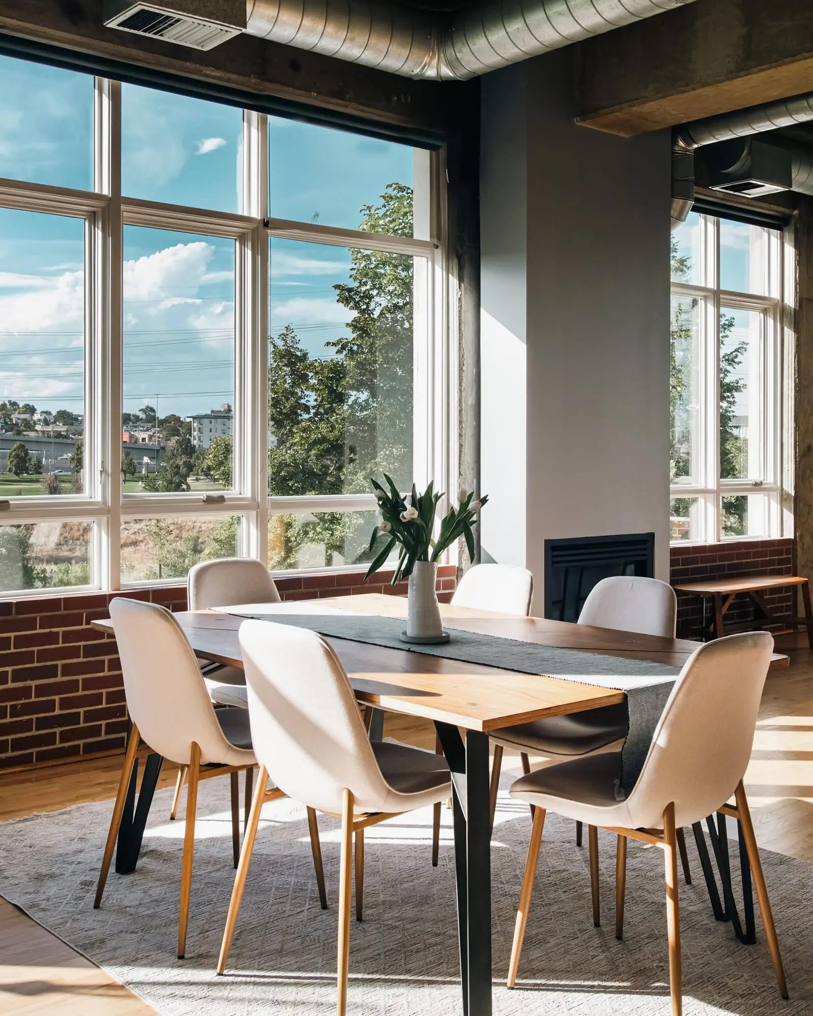 salle à manger appartement avec baies vitrées et plafond béton style loft décoration contemporaine