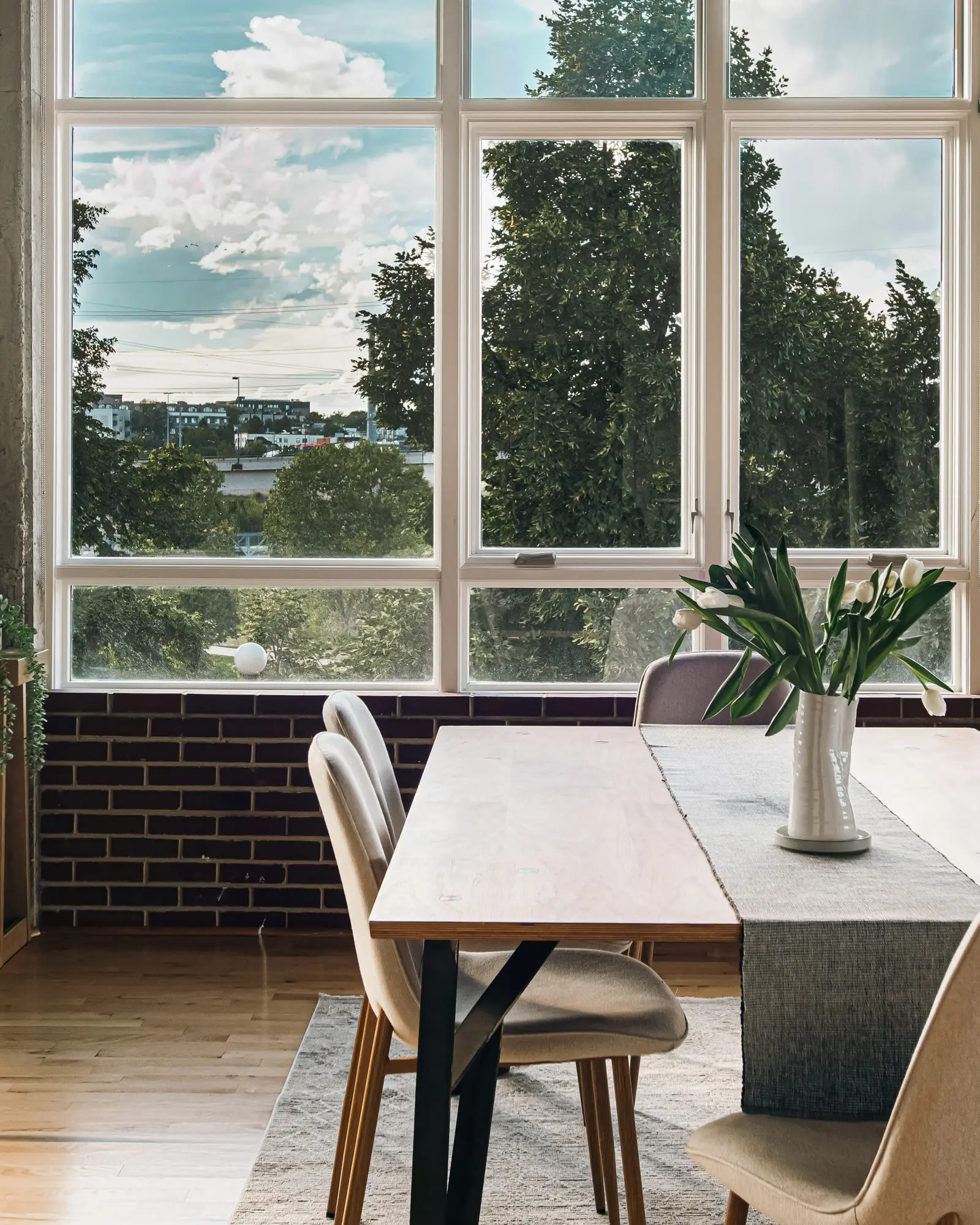 salle à manger appartement avec baies vitrées et plafond béton style loft décoration contemporaine