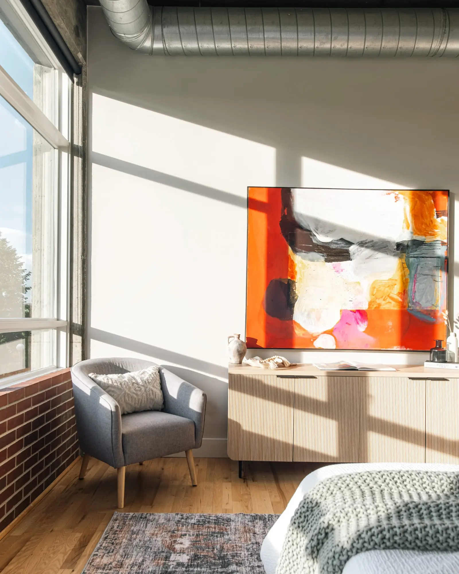 chambre appartement avec baies vitrées et plafond béton style loft décoration contemporaine