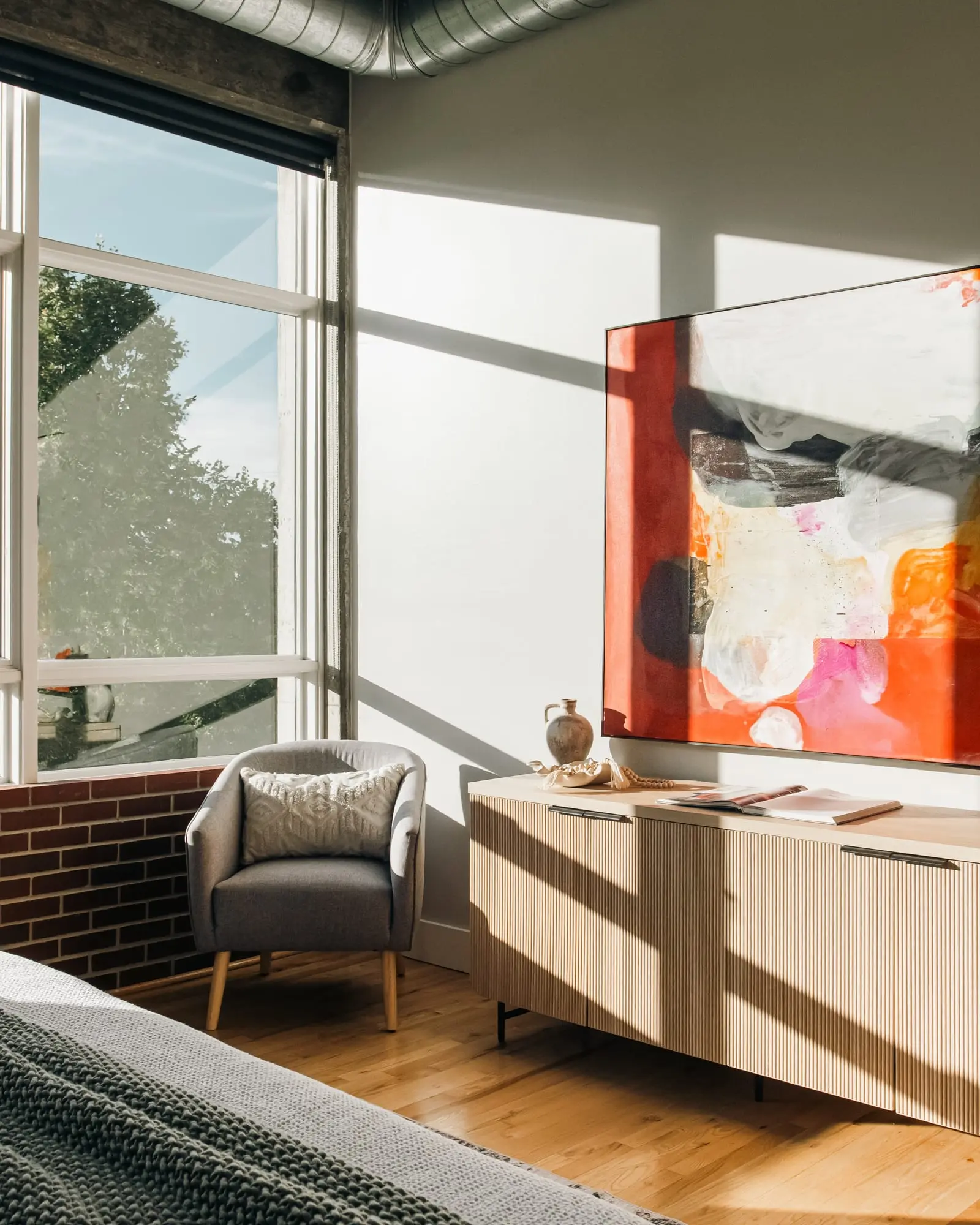chambre appartement avec baies vitrées et plafond béton style loft décoration contemporaine