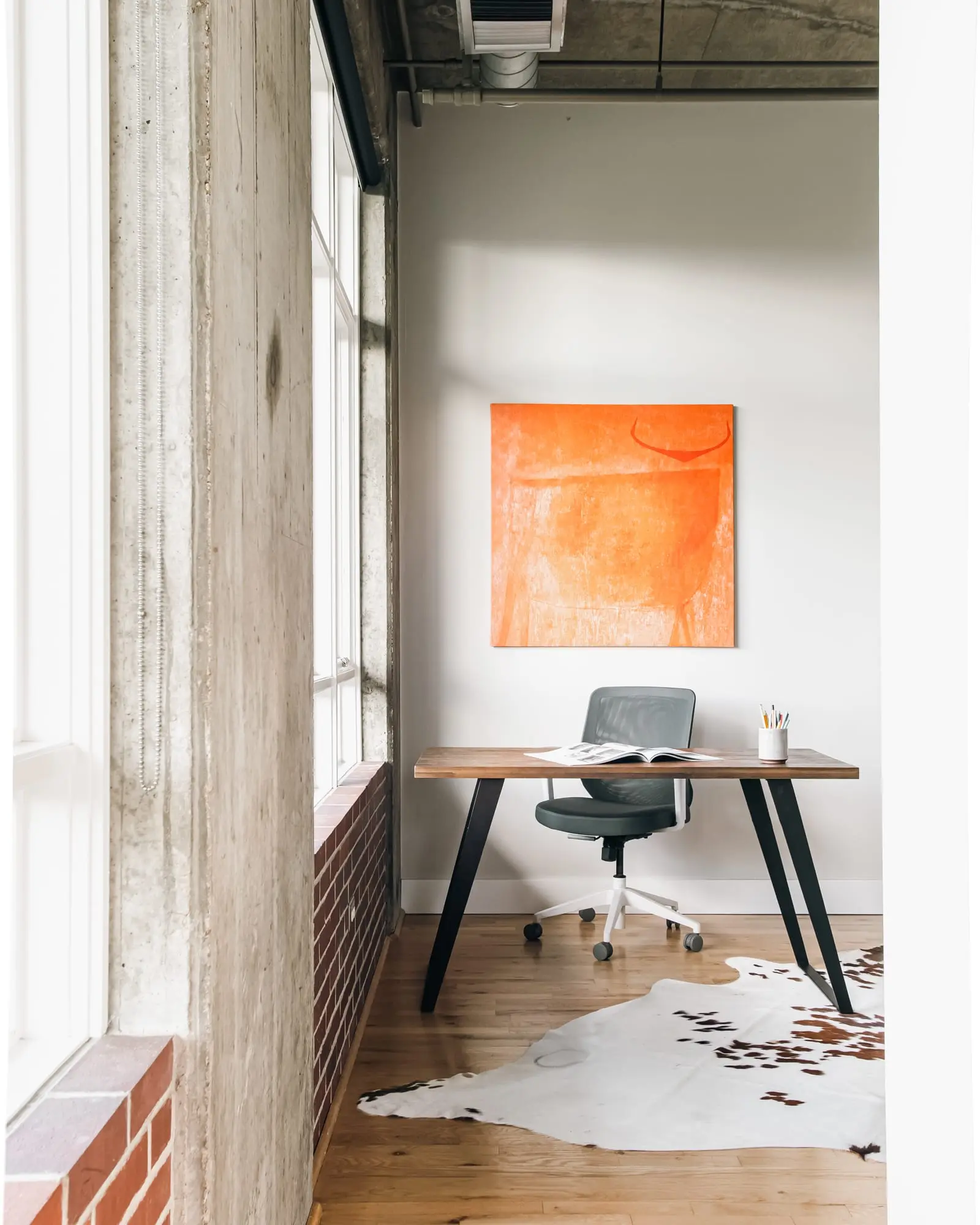 bureau appartement avec baies vitrées et plafond béton style loft décoration contemporaine