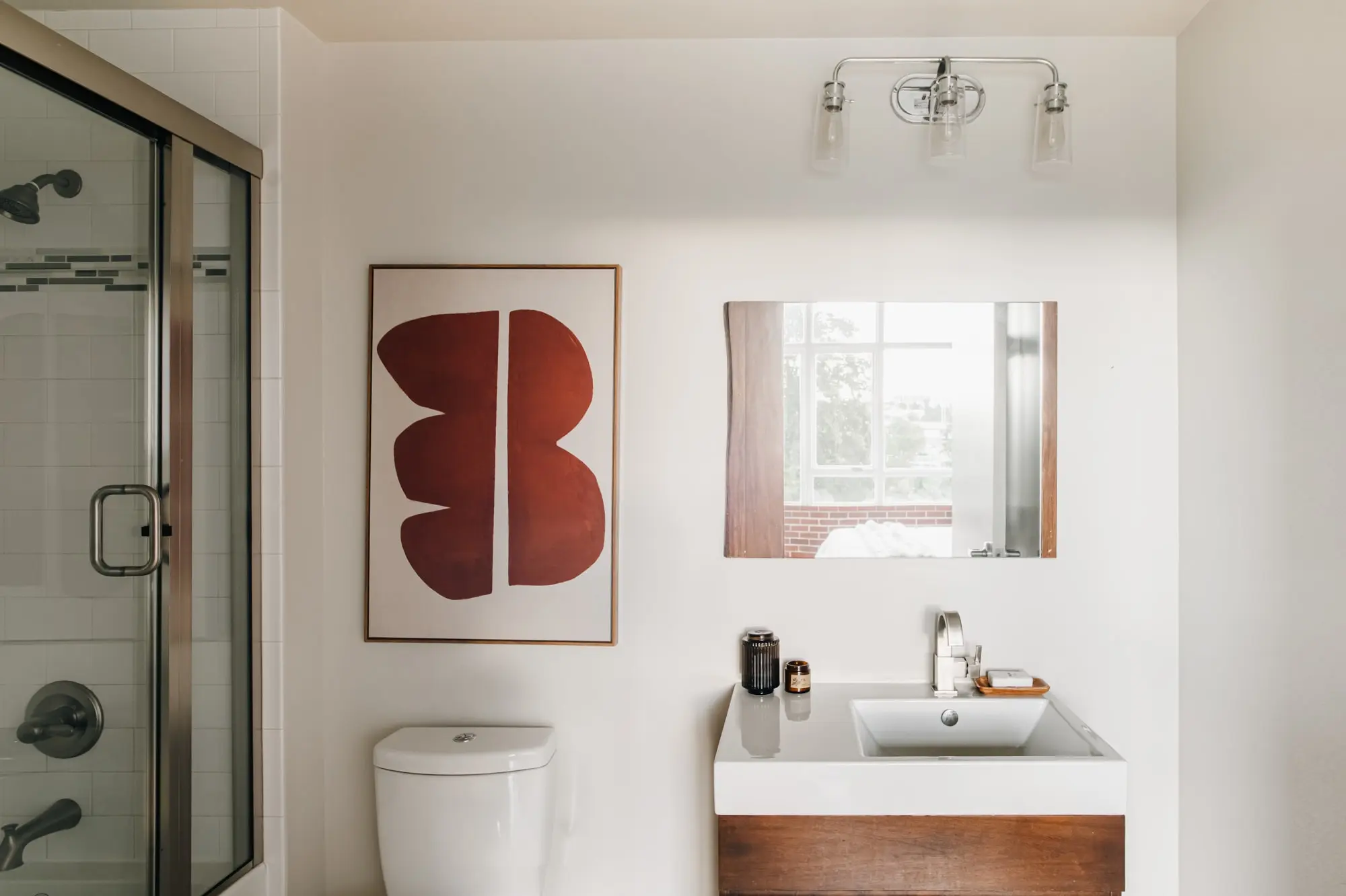 salle de bain avec fenêtre