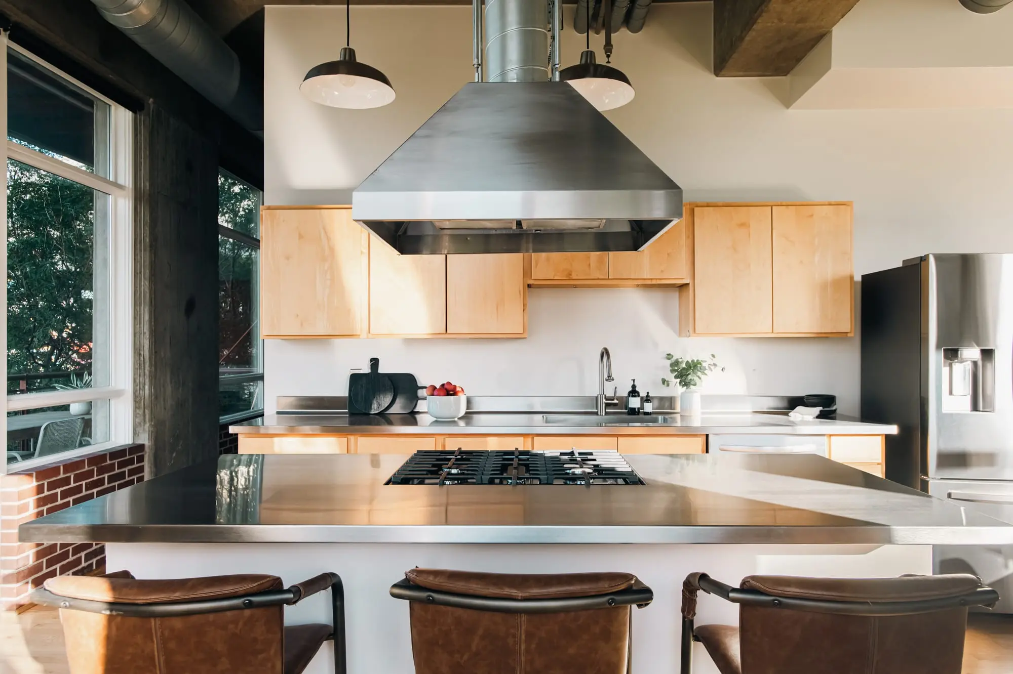 cuisine appartement avec baies vitrées et plafond béton style loft décoration contemporaine