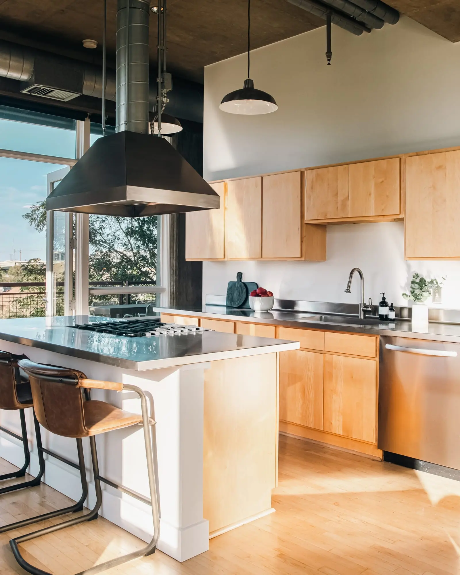 cuisine appartement avec baies vitrées et plafond béton style loft décoration contemporaine