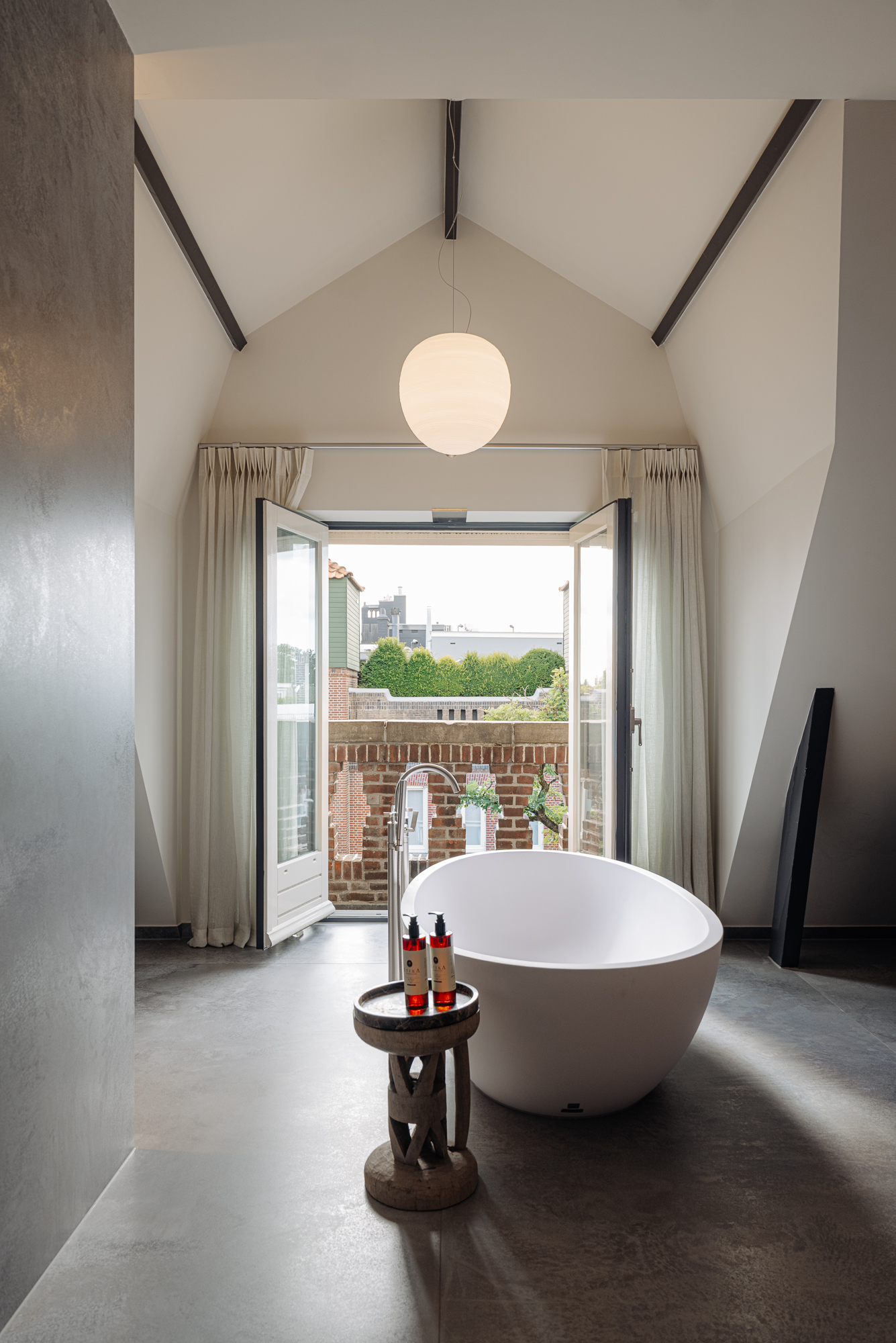 salle de bain design bois avec baignoire îlot salle de bain design bois avec baignoire îlot