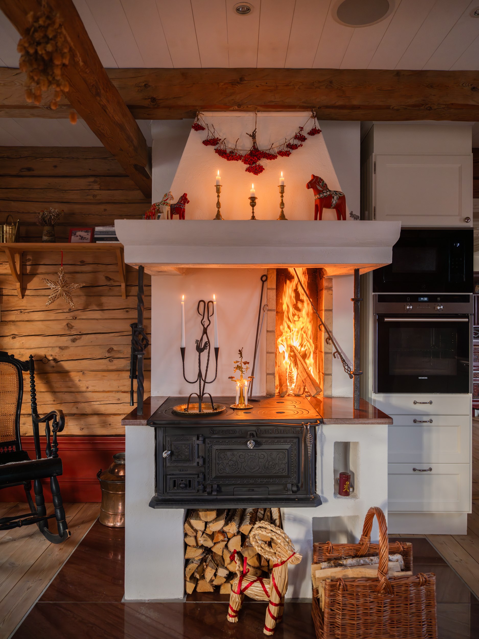 cuisine blanche campagne avec poutres décoration scandinave papier-peint William Morris cuisine blanche campagne avec poutres décoration scandinave papier-peint William Morris
