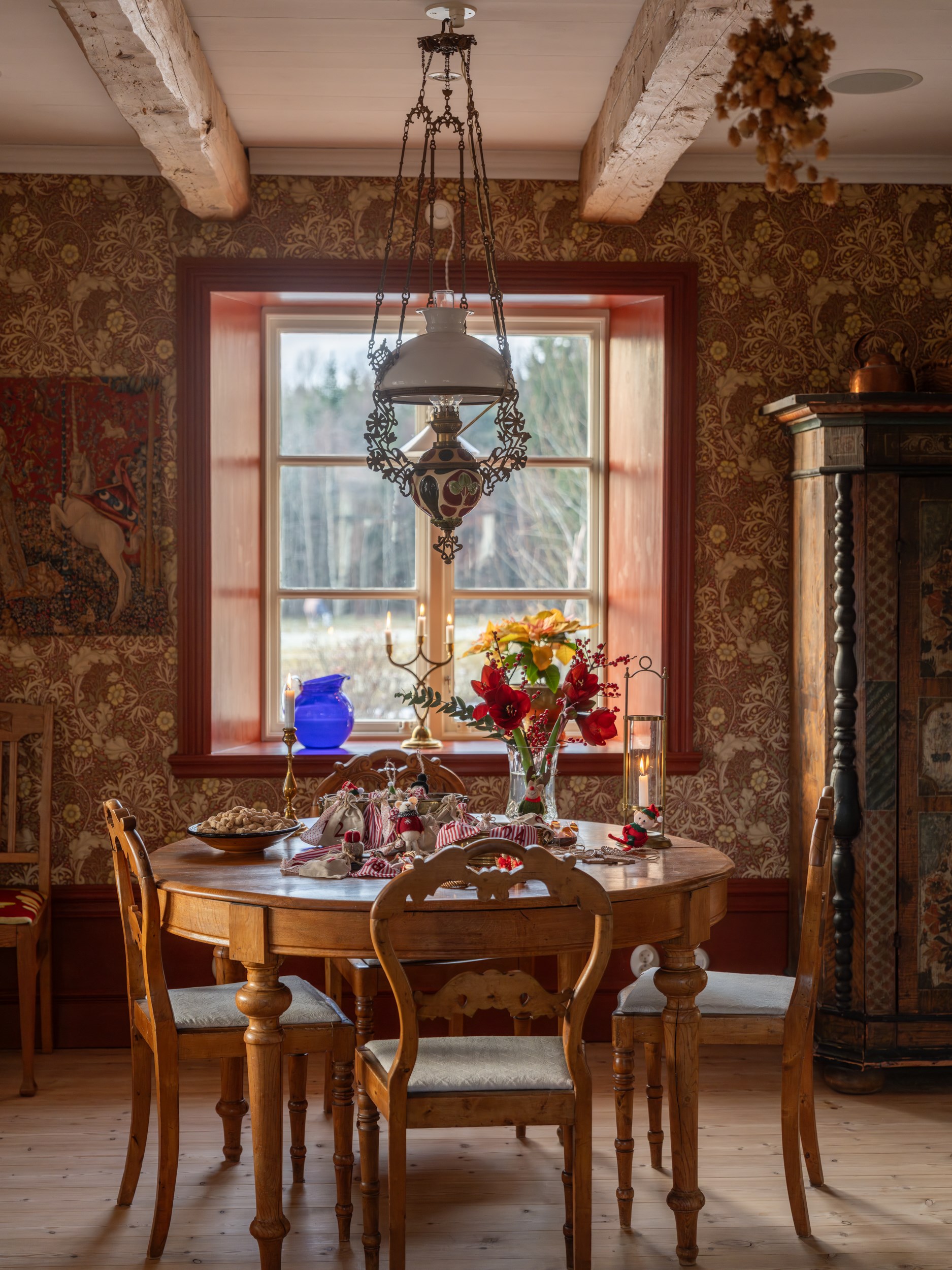salle à manger avec poutres décoration scandinave papier-peint William Morris salle à manger avec poutres décoration scandinave papier-peint William Morris