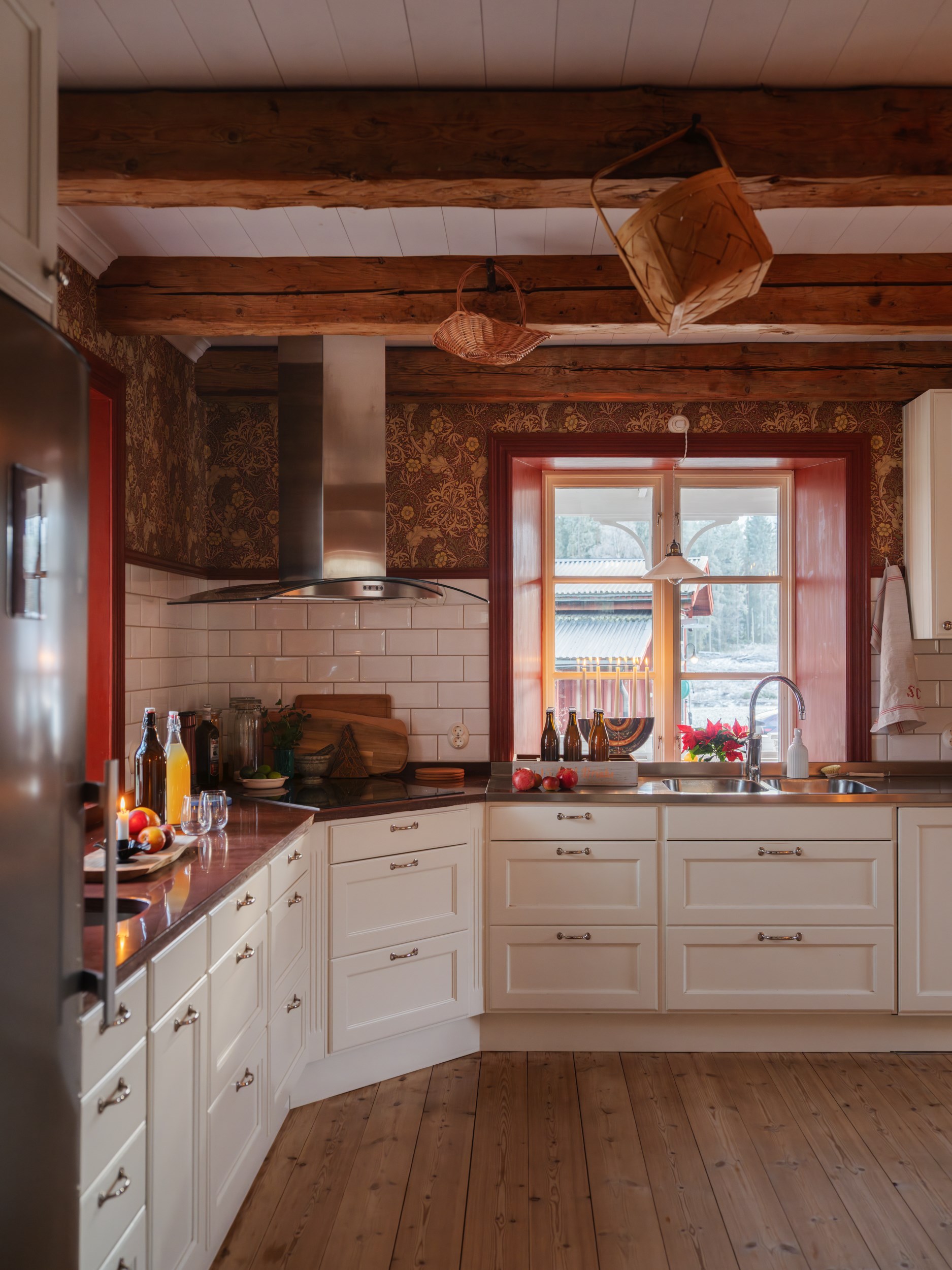 cuisine blanche campagne avec poutres décoration scandinave papier-peint William Morris cuisine blanche campagne avec poutres décoration scandinave papier-peint William Morris