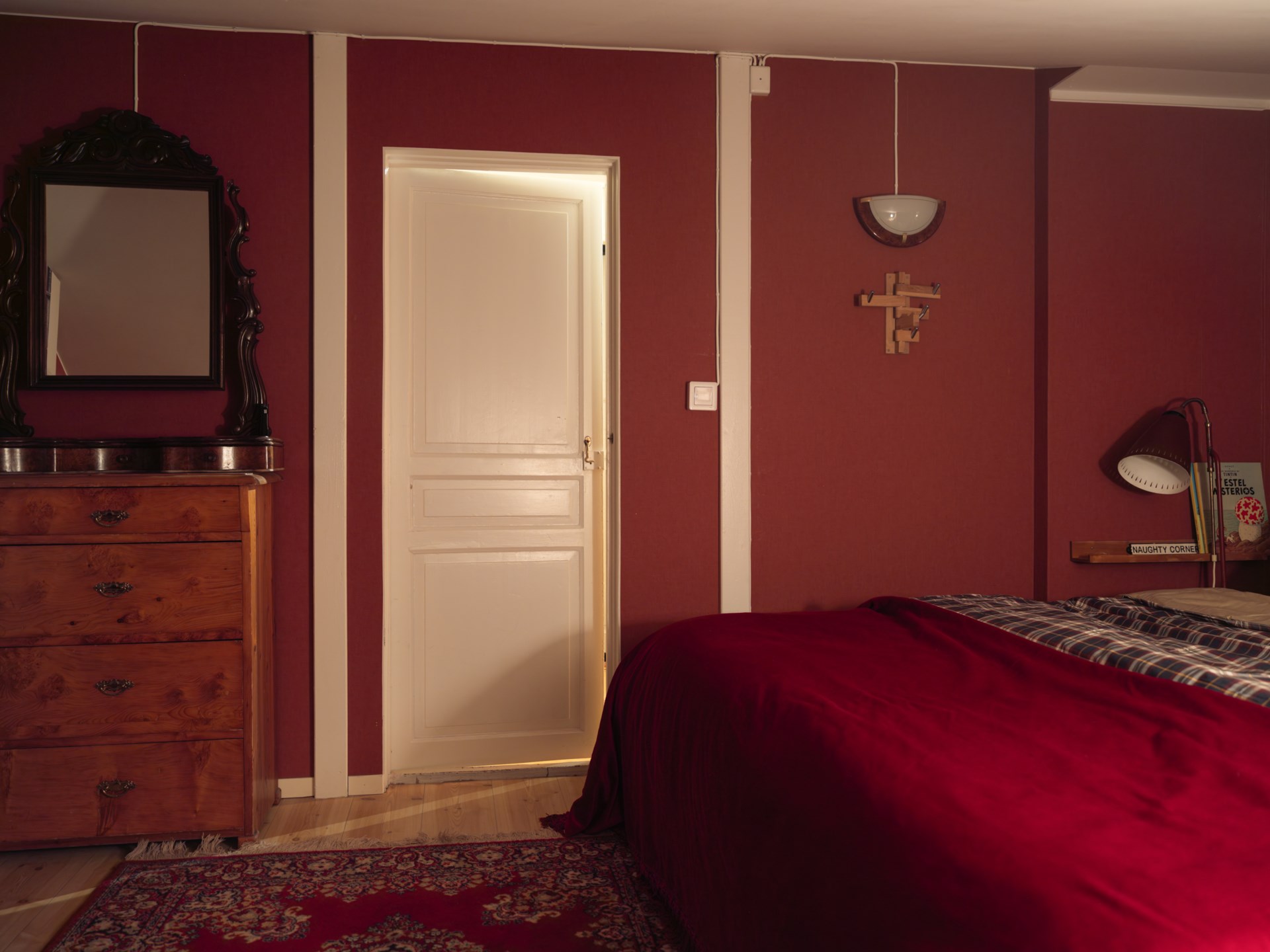 chambre mansardée murs bordeaux décoration classique chic chambre mansardée murs bordeaux décoration classique chic