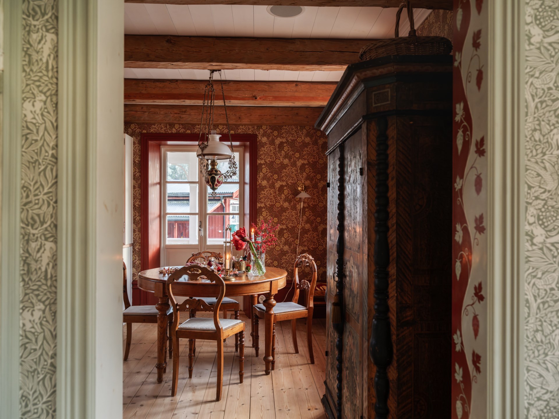 salle à manger classique chic avec poutres décoration scandinave papier-peint William Morris salle à manger classique chic avec poutres décoration scandinave papier-peint William Morris