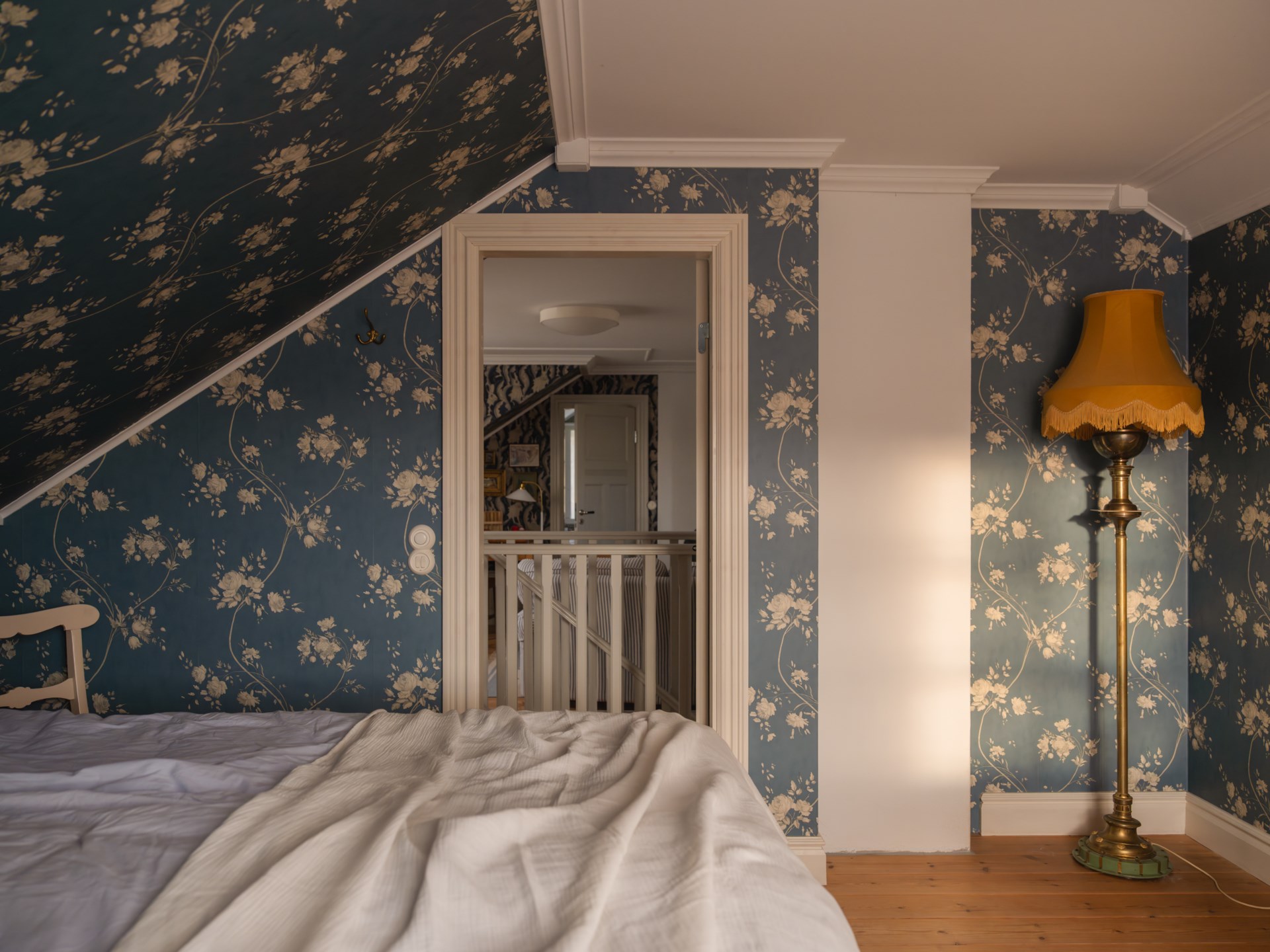 chambre mansardée papier-peint bleu floral chambre mansardée papier-peint bleu floral
