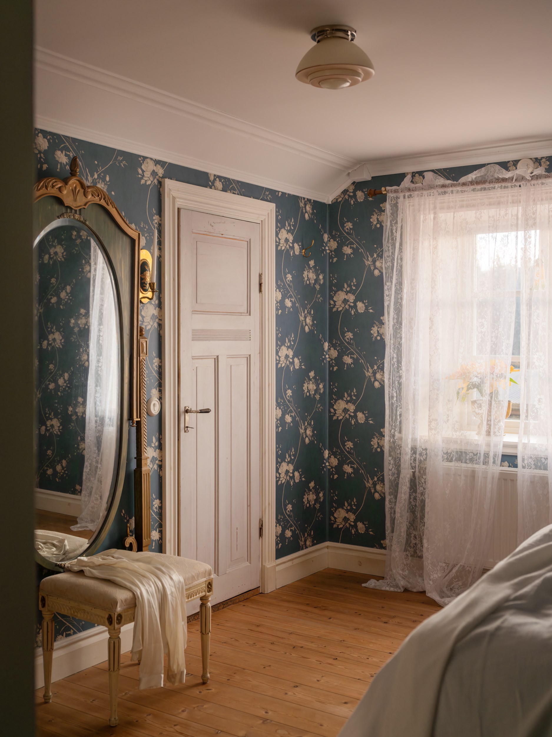 chambre mansardée papier-peint bleu floral chambre mansardée papier-peint bleu floral