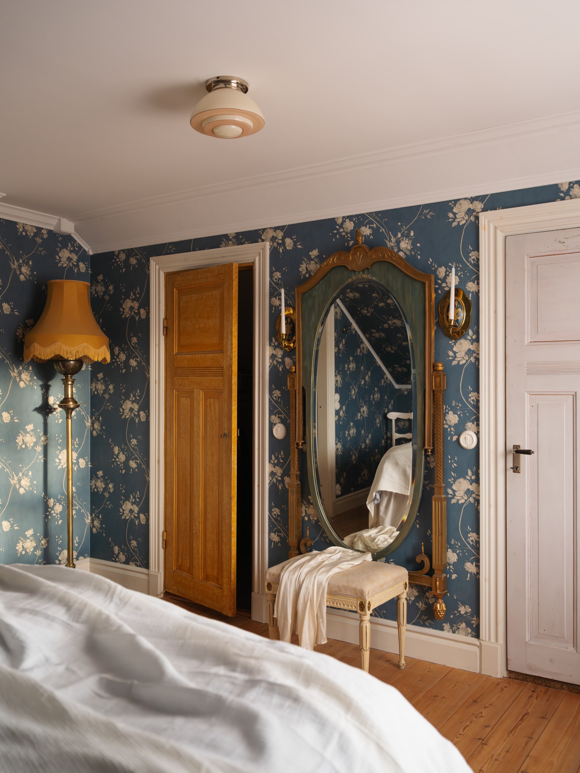 chambre mansardée papier-peint bleu floral chambre mansardée papier-peint bleu floral