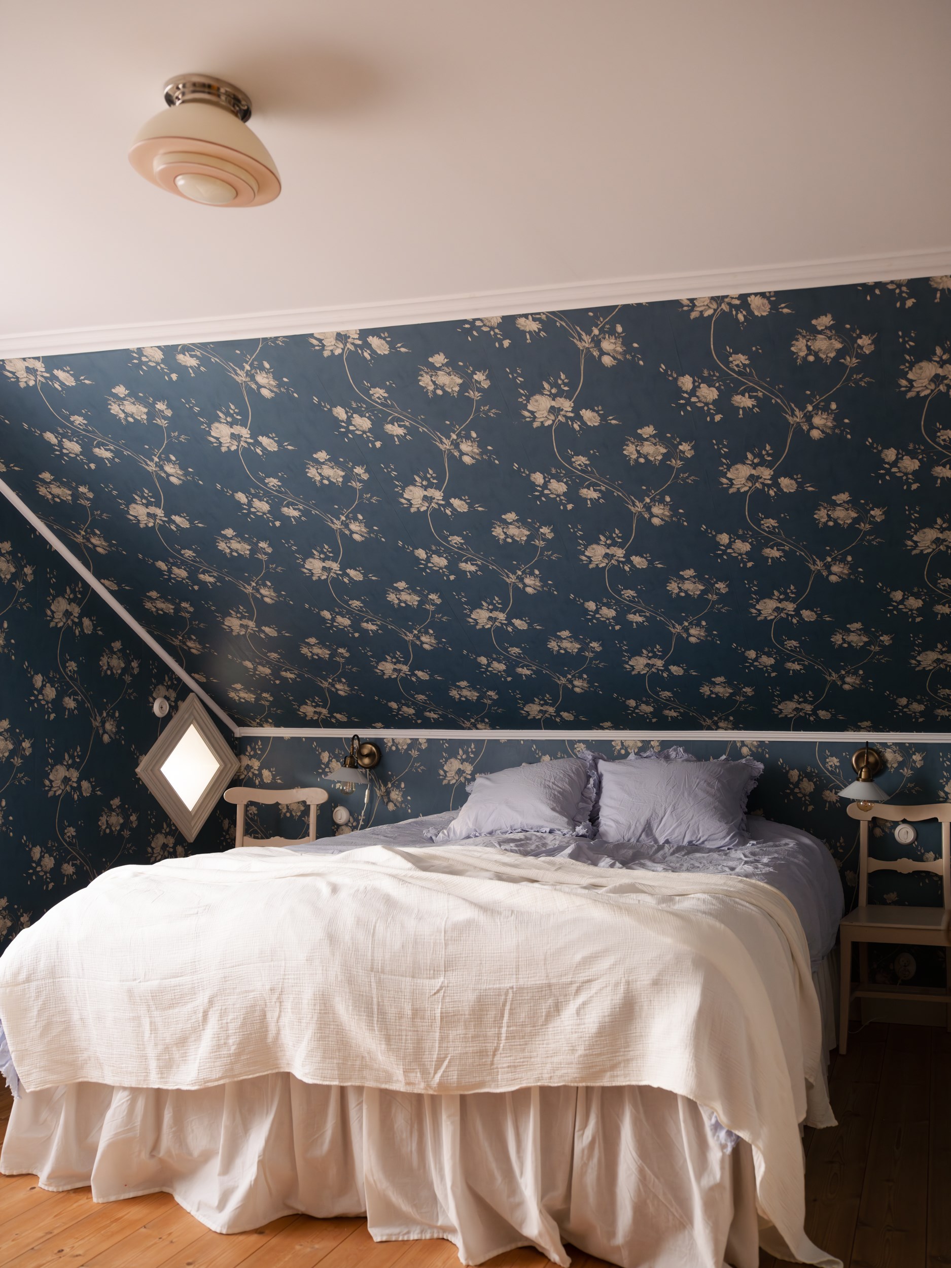 chambre mansardée papier-peint bleu floral chambre mansardée papier-peint bleu floral