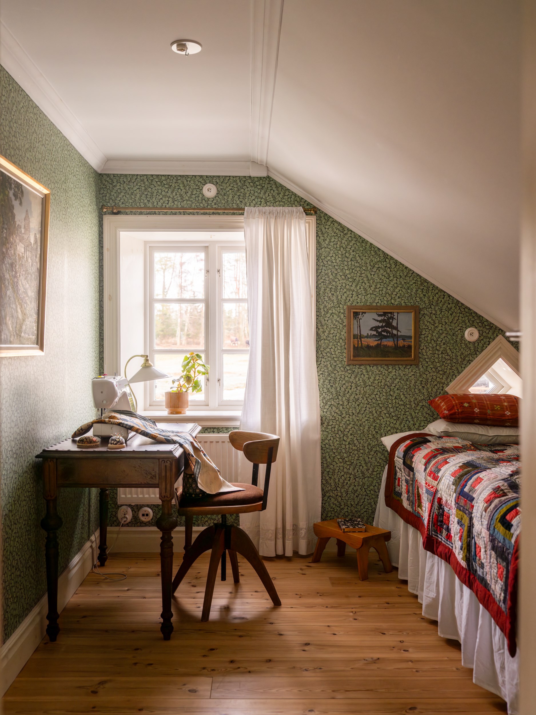 chambre mansardée papier-peint vert végétal chambre mansardée papier-peint vert végétal