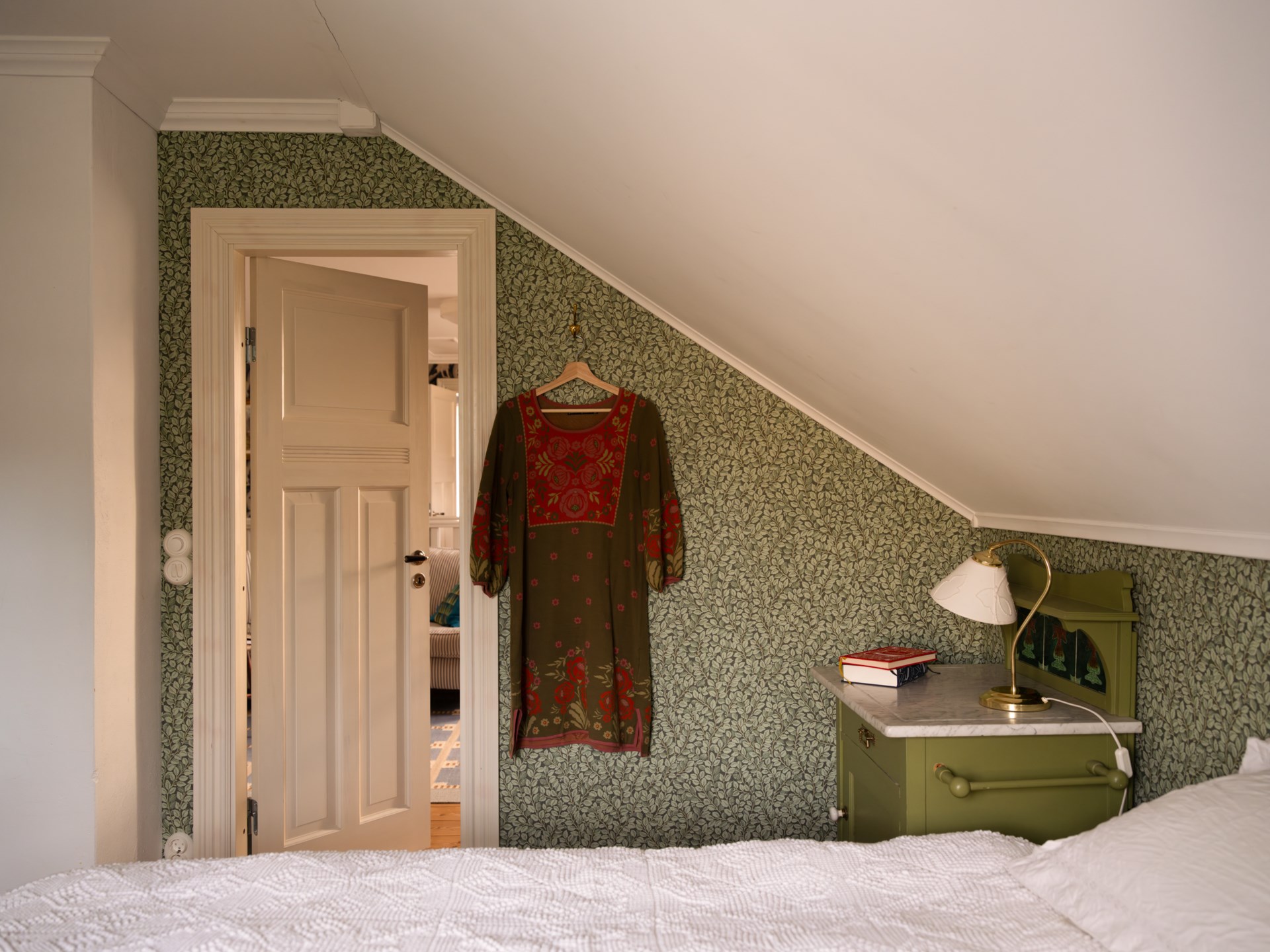 chambre mansardée papier-peint vert végétal chambre mansardée papier-peint vert végétal